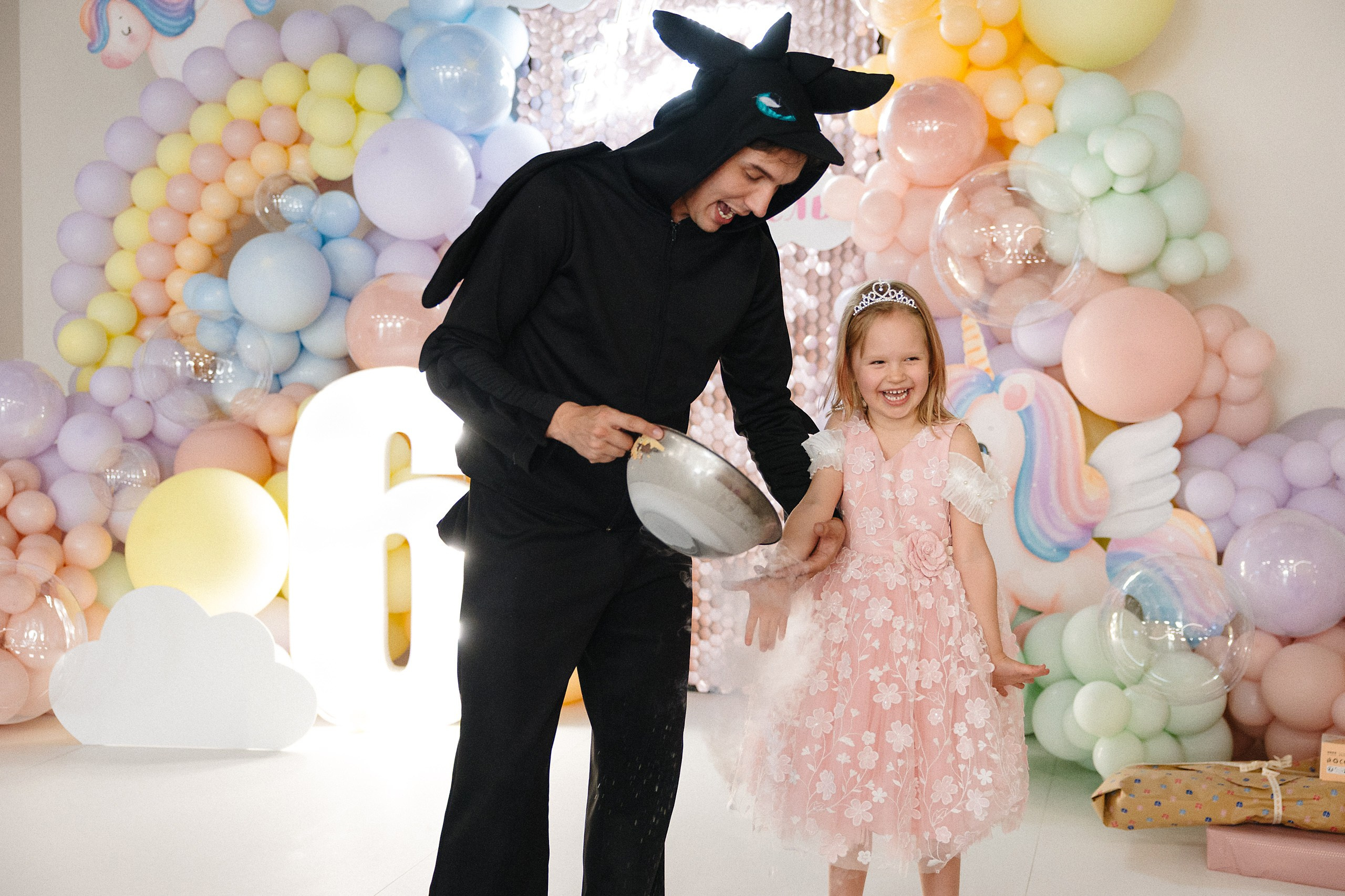 Фотосъёмка детского дня рождения 6 лет — Беззубик, Единорог и волшебная комната с Лабубу. Евгений Тимофеев | Свадебный и контент-фотограф и видеограф в Риге