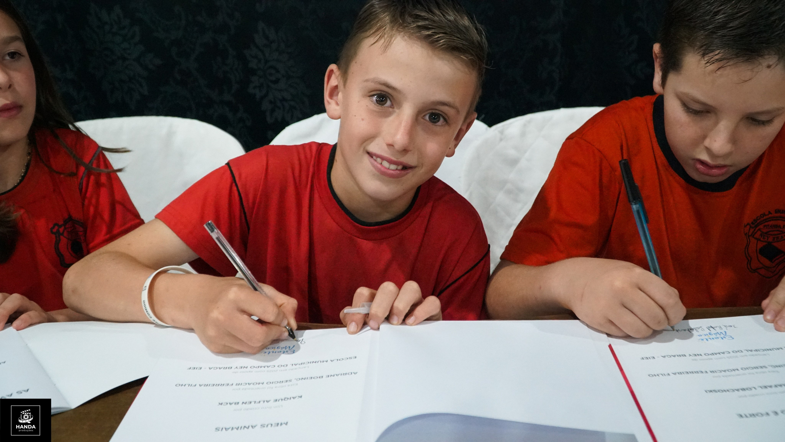 Noite autógrafos colégio Aurélio Buarque de Holanda. Handa Produções