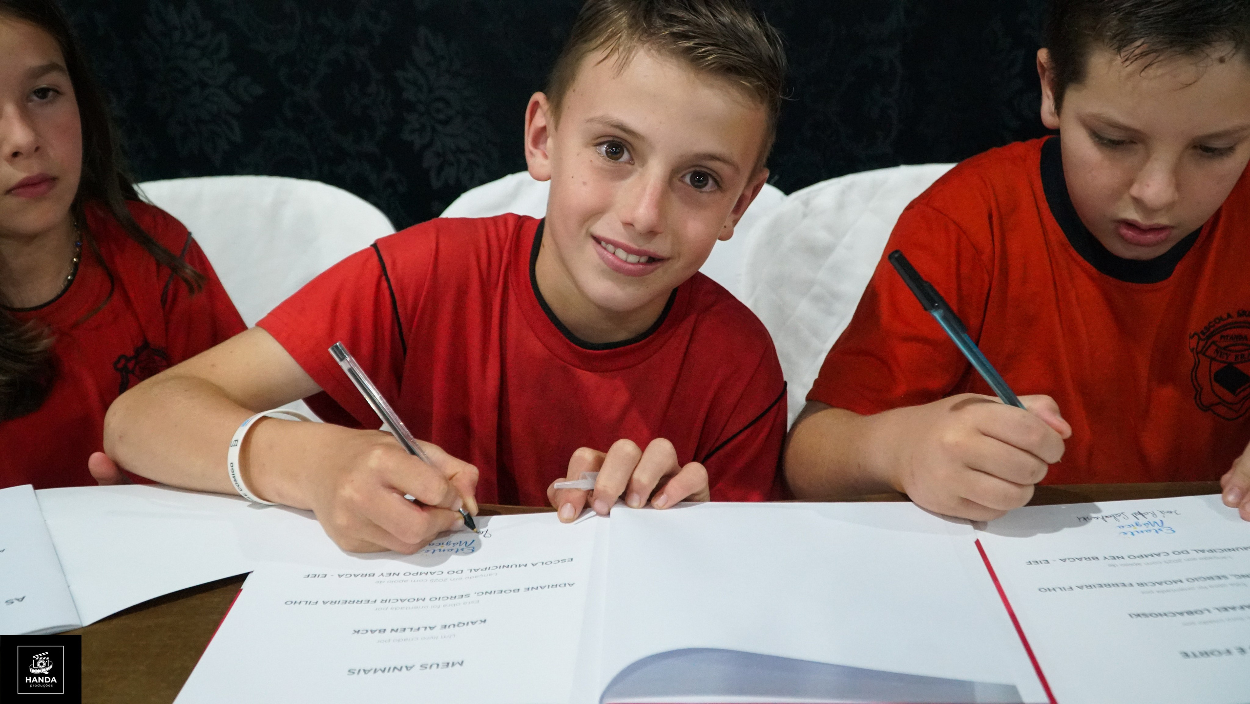 Noite autógrafos colégio Aurélio Buarque de Holanda. Handa Produções