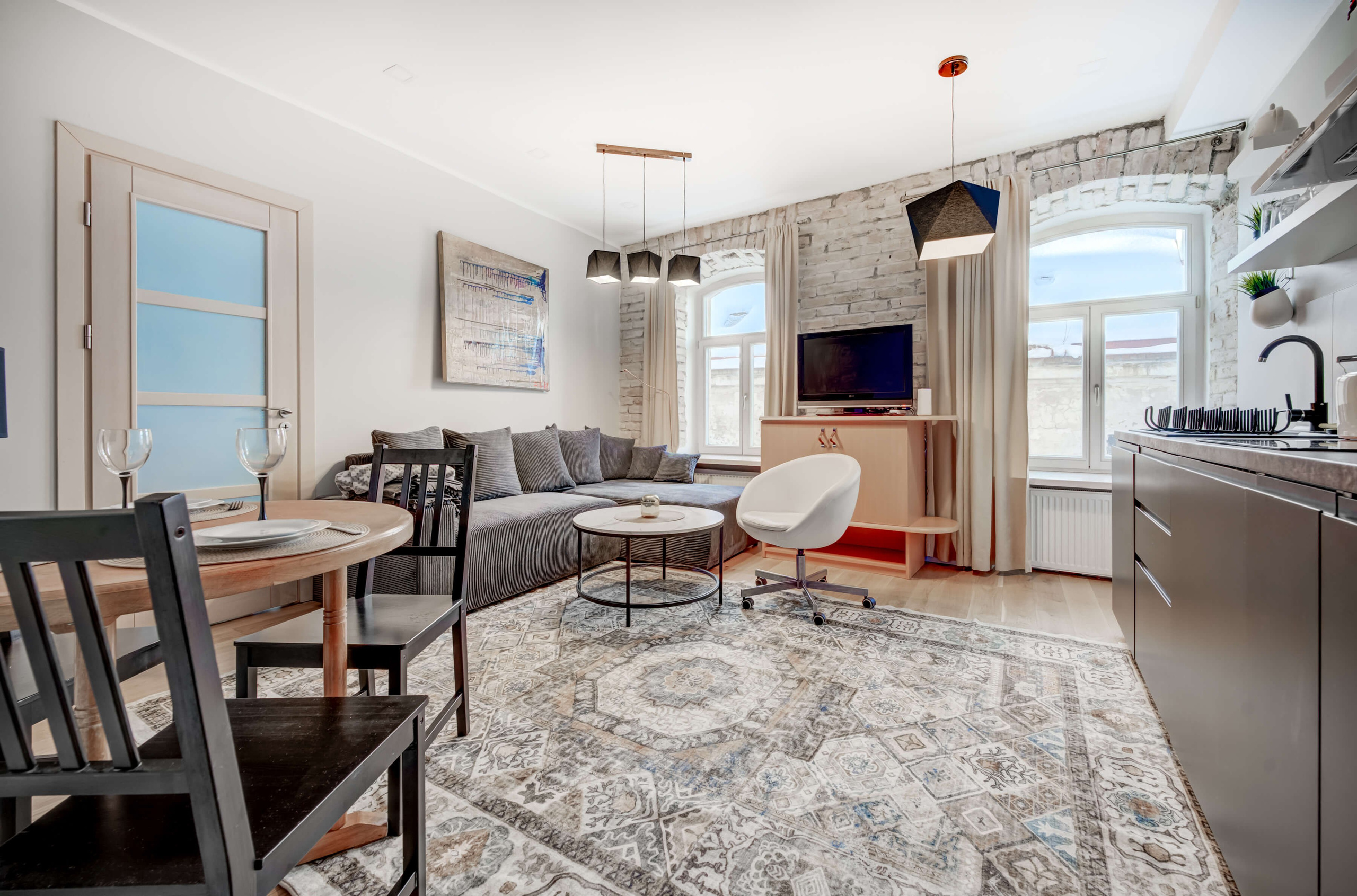 Paveikslai, židinys, sofa — rinkinys „aš jau suaugusi, bet ne iki galo“