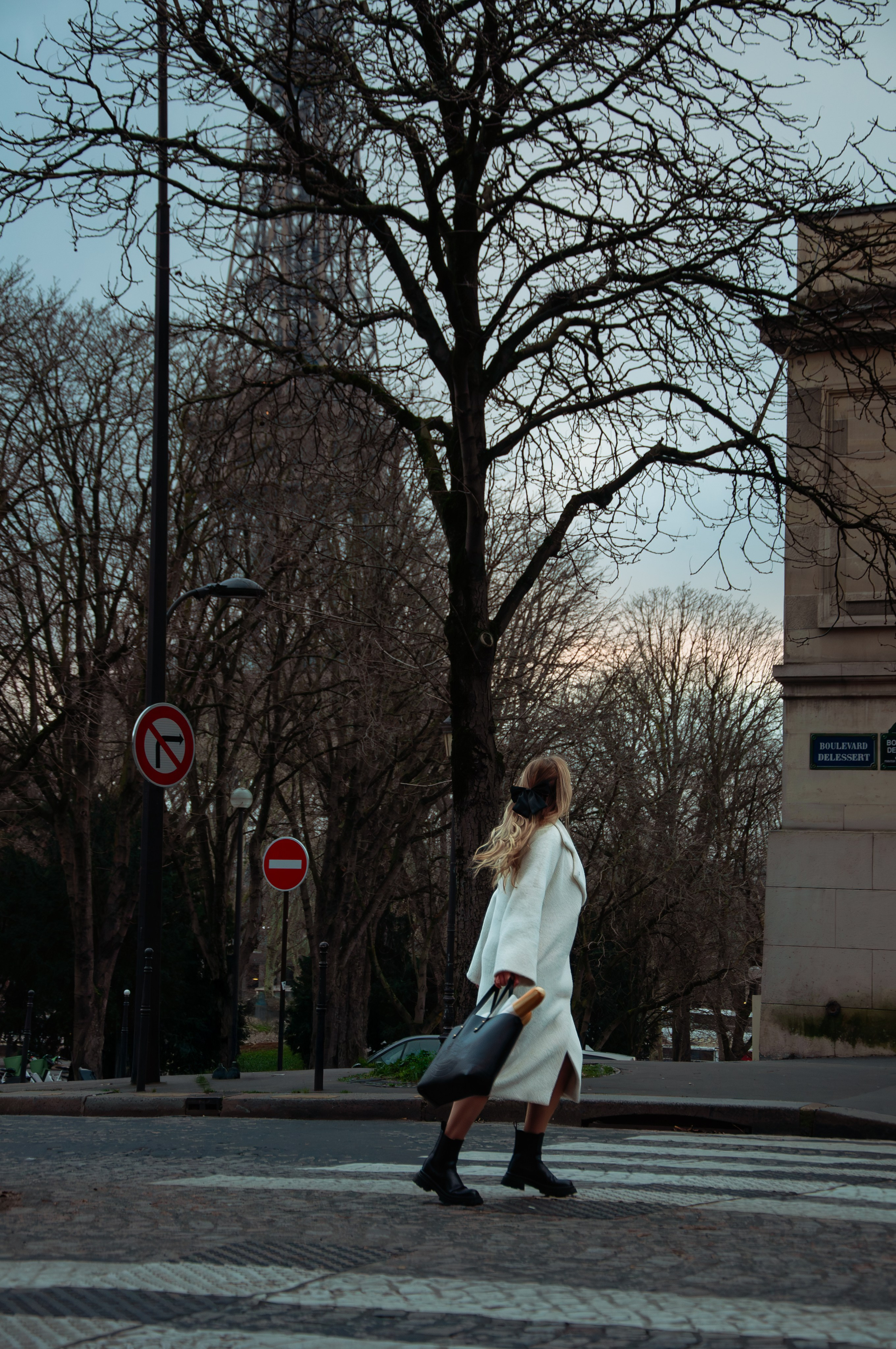 Winter Eiffel Tower photoshoot. Paris photographer — Polina Osipova
