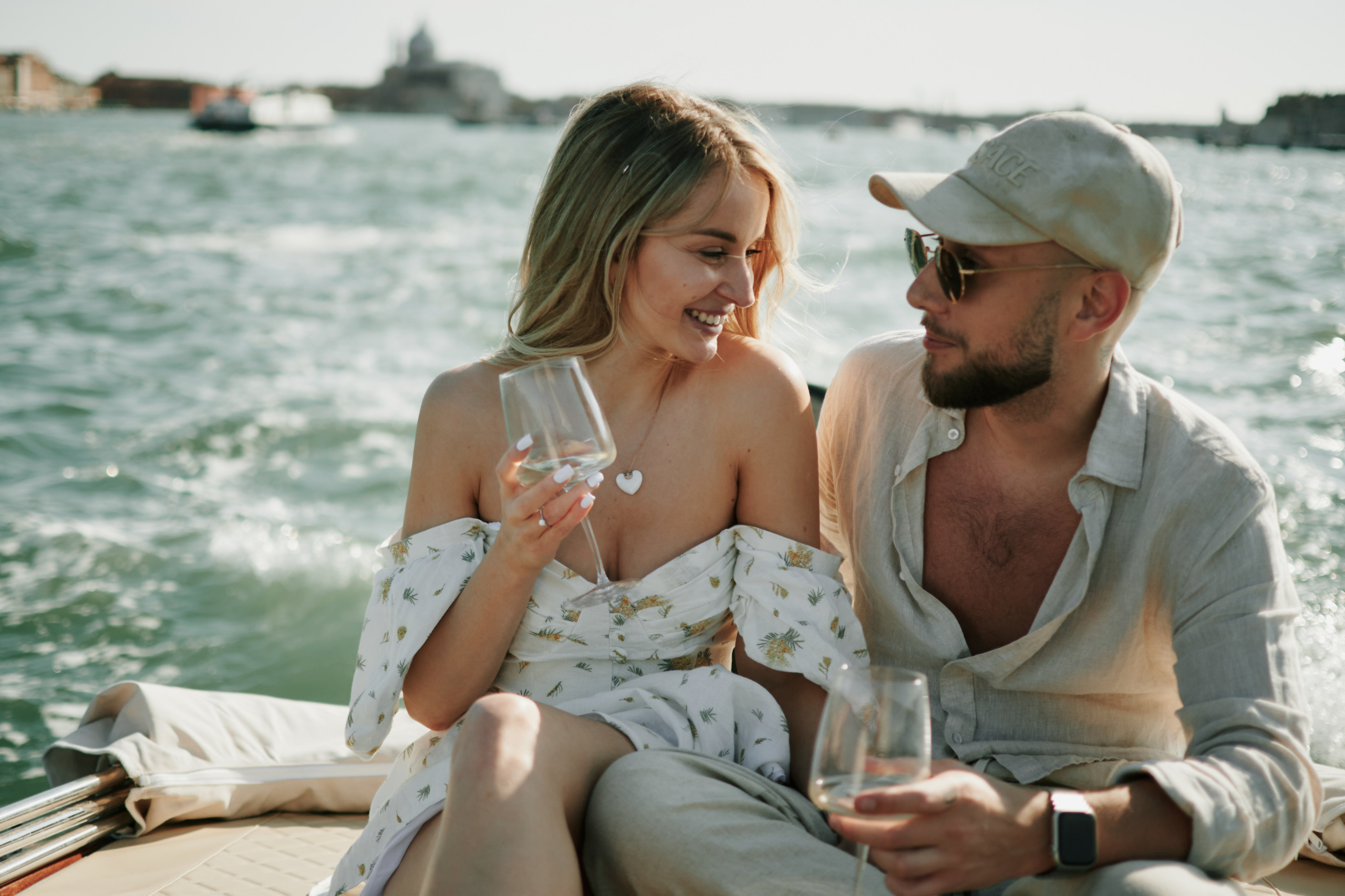 Surprise Engagement Photoshoot in Venice on a Boat. Фотограф в Венеции, Италия. Зотова Яна
