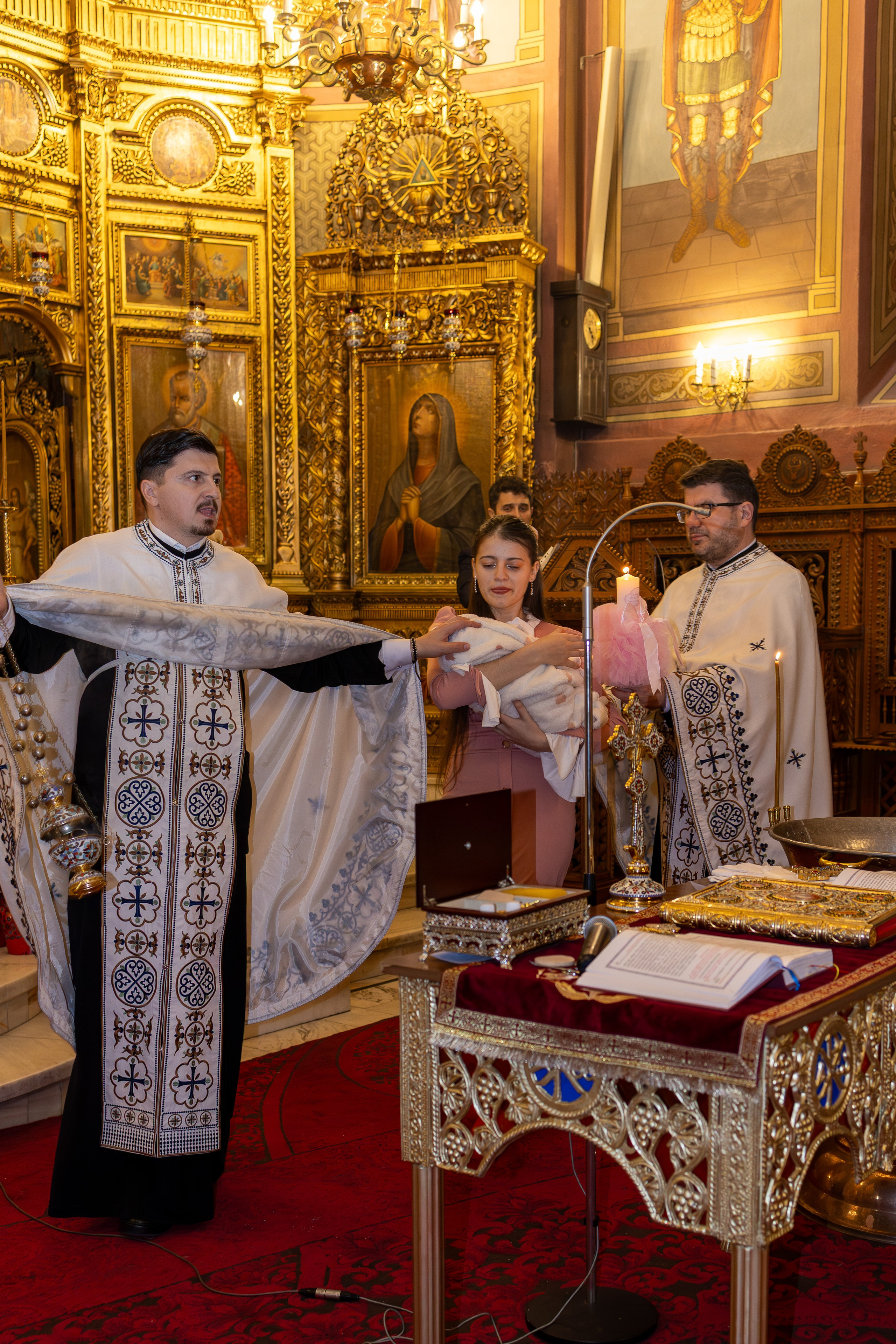 Roua-Maria. Fotograf. Lucrez cu oameni, produse și spații. Portret și fotografie creativă. Bacău, România. Lidia Savinoiu