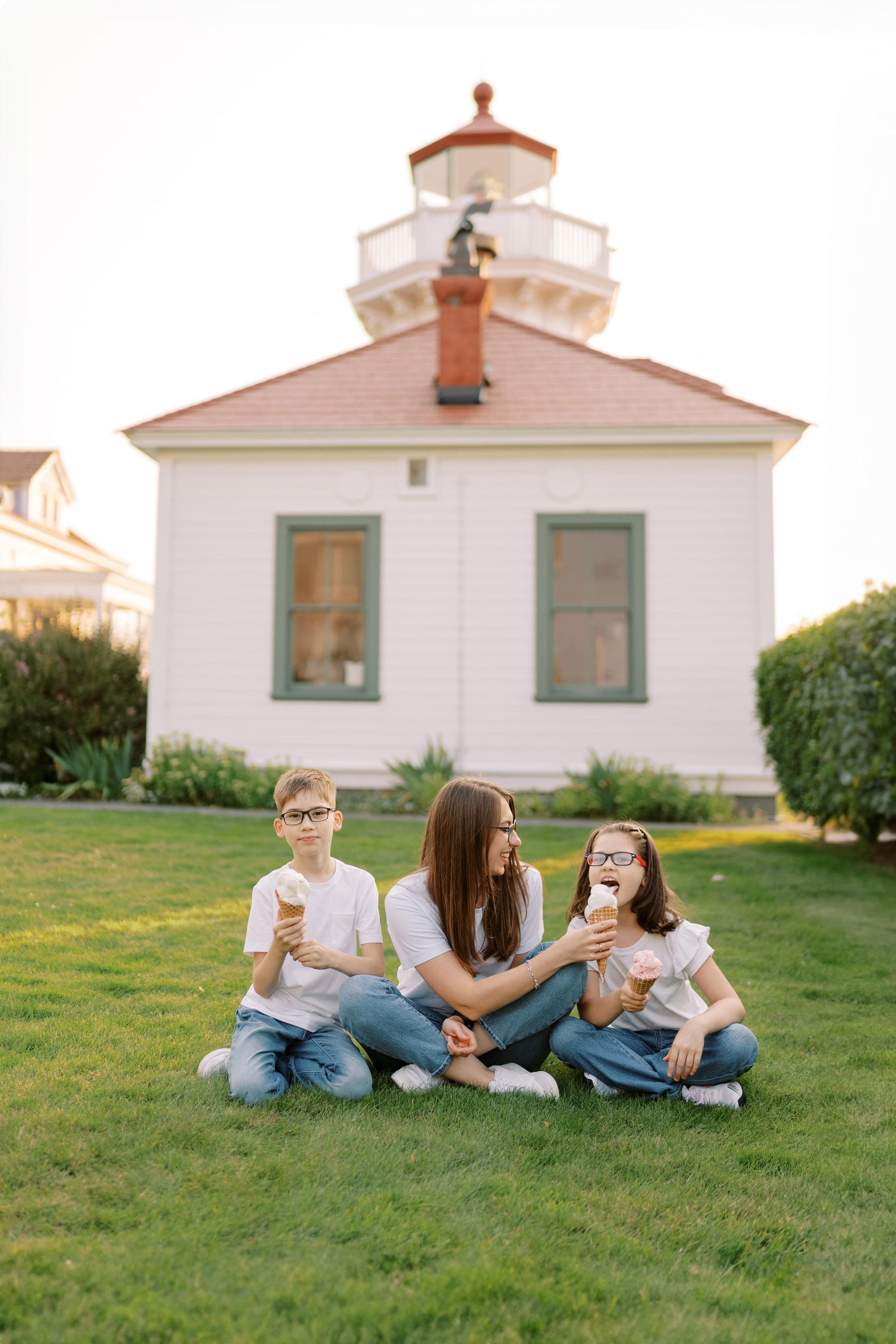 Family photoshoot. Vitalina with her family. August 2024. Lighthouse in Mukilteo. EVAN ARISTOV WEDDING PHOTOGRAPHY — Seattle Wedding Photographer