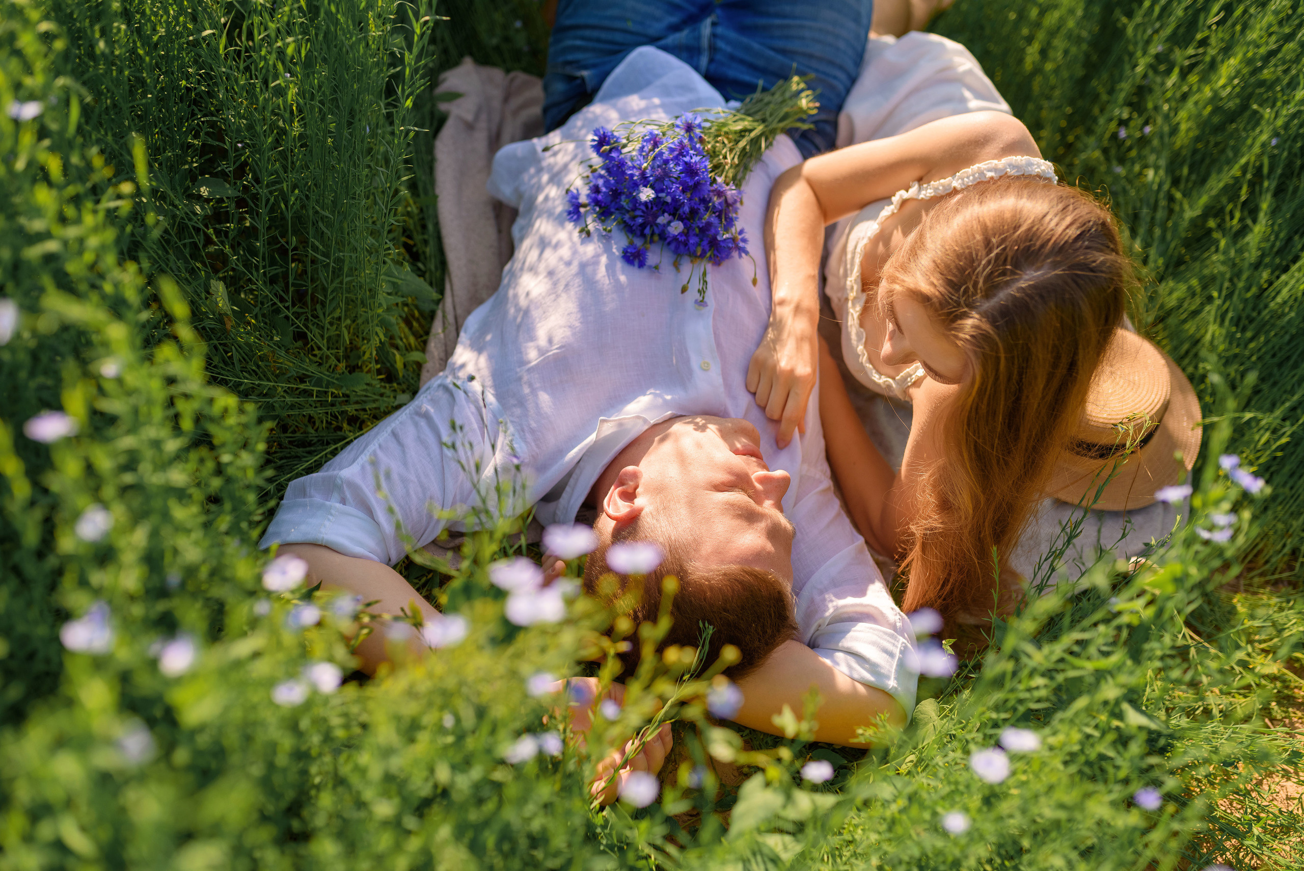 Льняная свадьба в льняном поле. Семейный фотограф и фотограф новорожденных в Вильнюсе Ирина Беленкевич