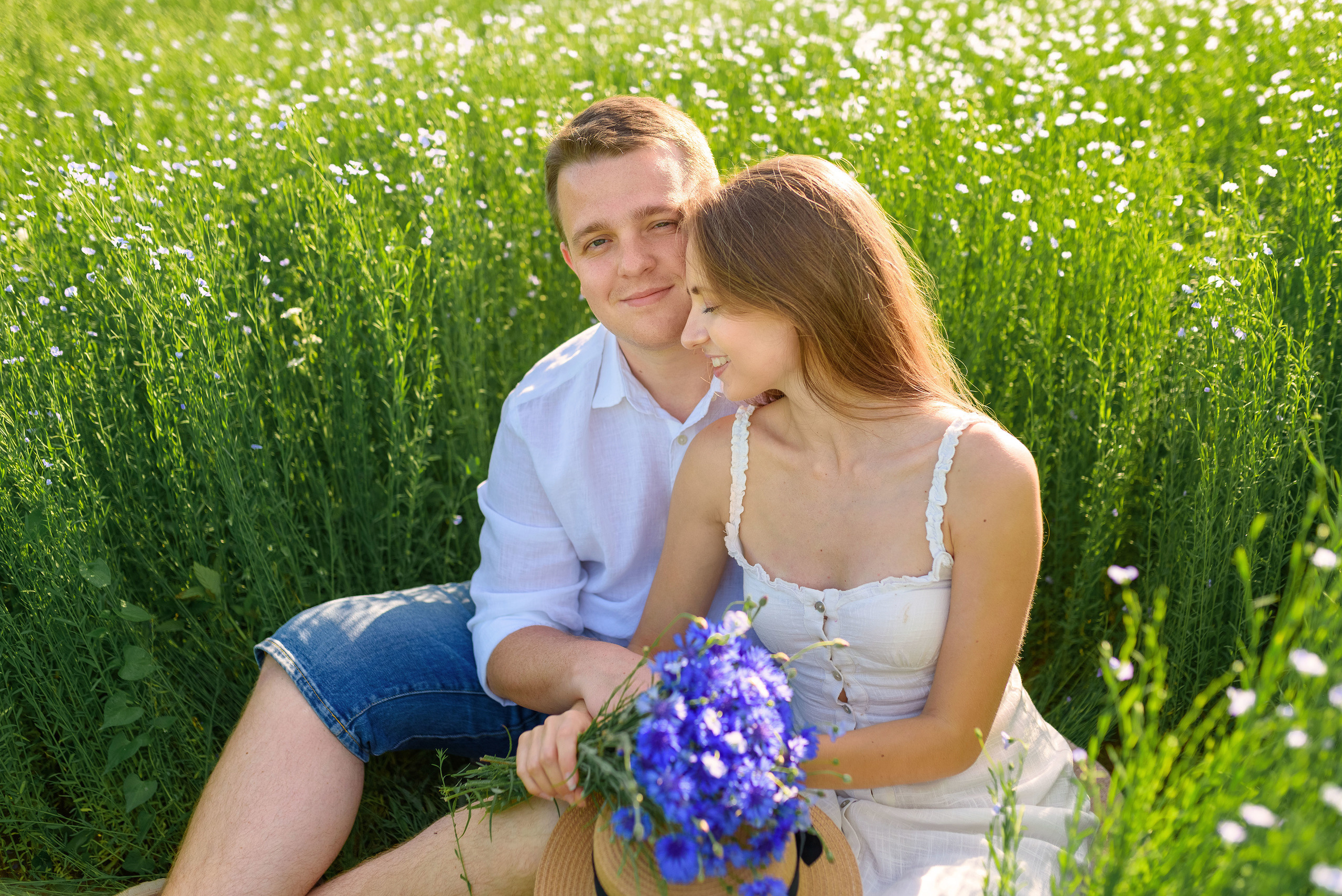 Льняная свадьба в льняном поле. Семейный фотограф и фотограф новорожденных в Вильнюсе Ирина Беленкевич