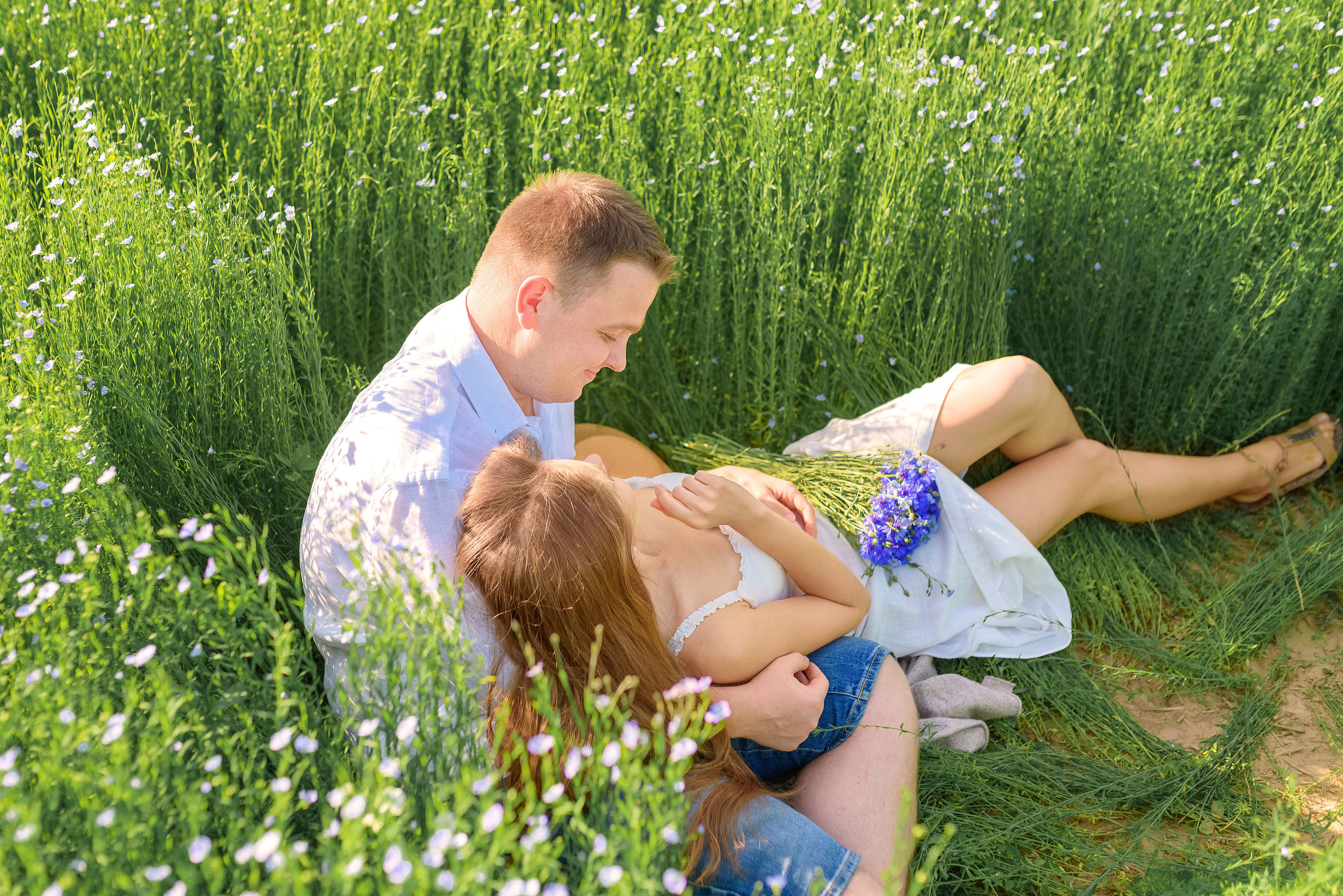 Льняная свадьба в льняном поле. Семейный фотограф и фотограф новорожденных в Вильнюсе Ирина Беленкевич