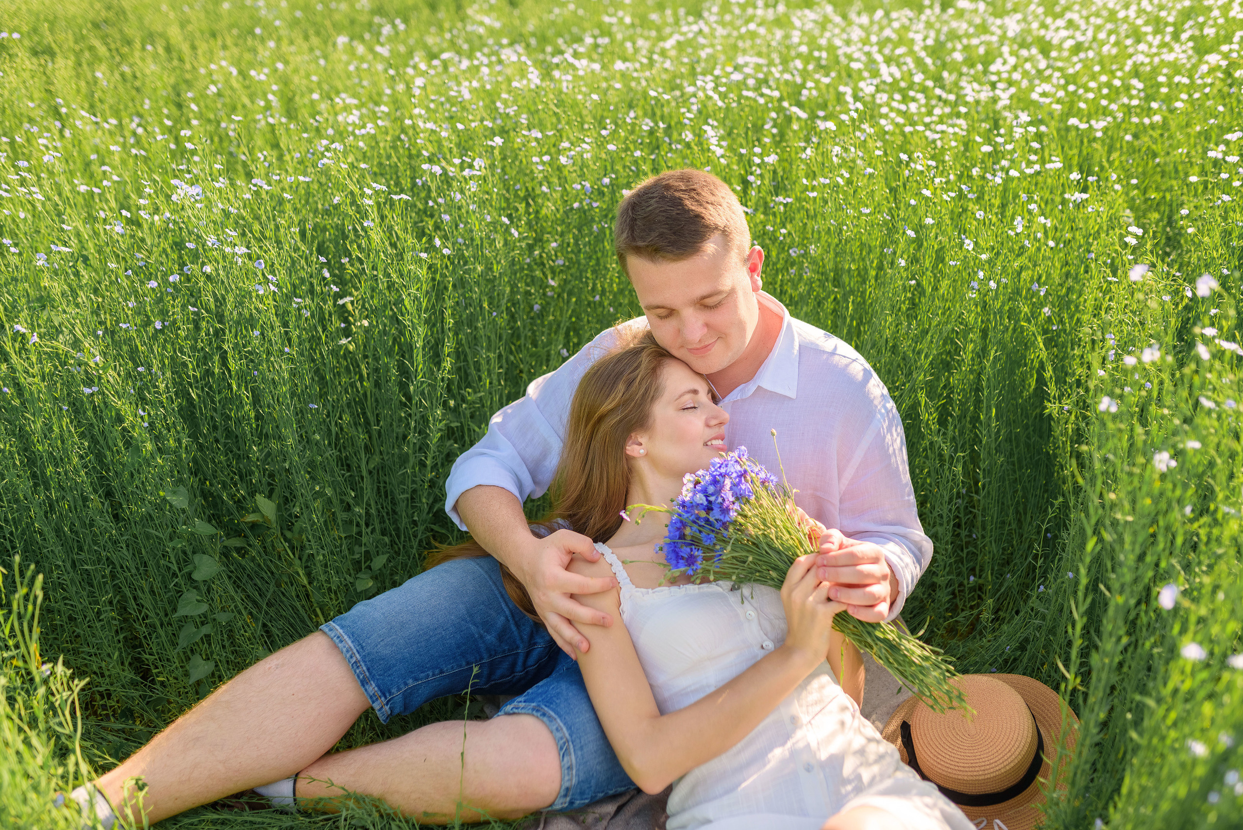Льняная свадьба в льняном поле. Семейный фотограф и фотограф новорожденных в Вильнюсе Ирина Беленкевич
