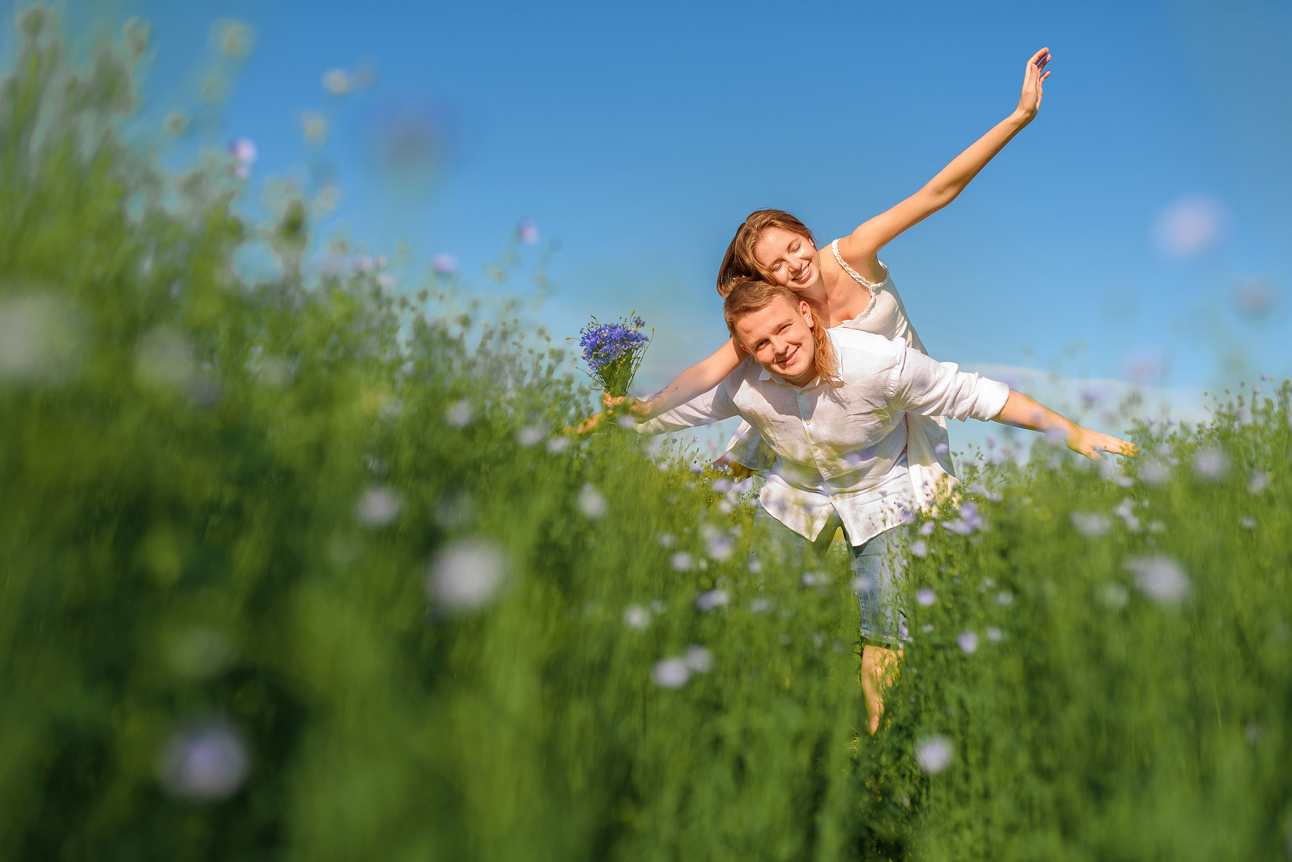 Льняная свадьба в льняном поле. Семейный фотограф и фотограф новорожденных в Вильнюсе Ирина Беленкевич