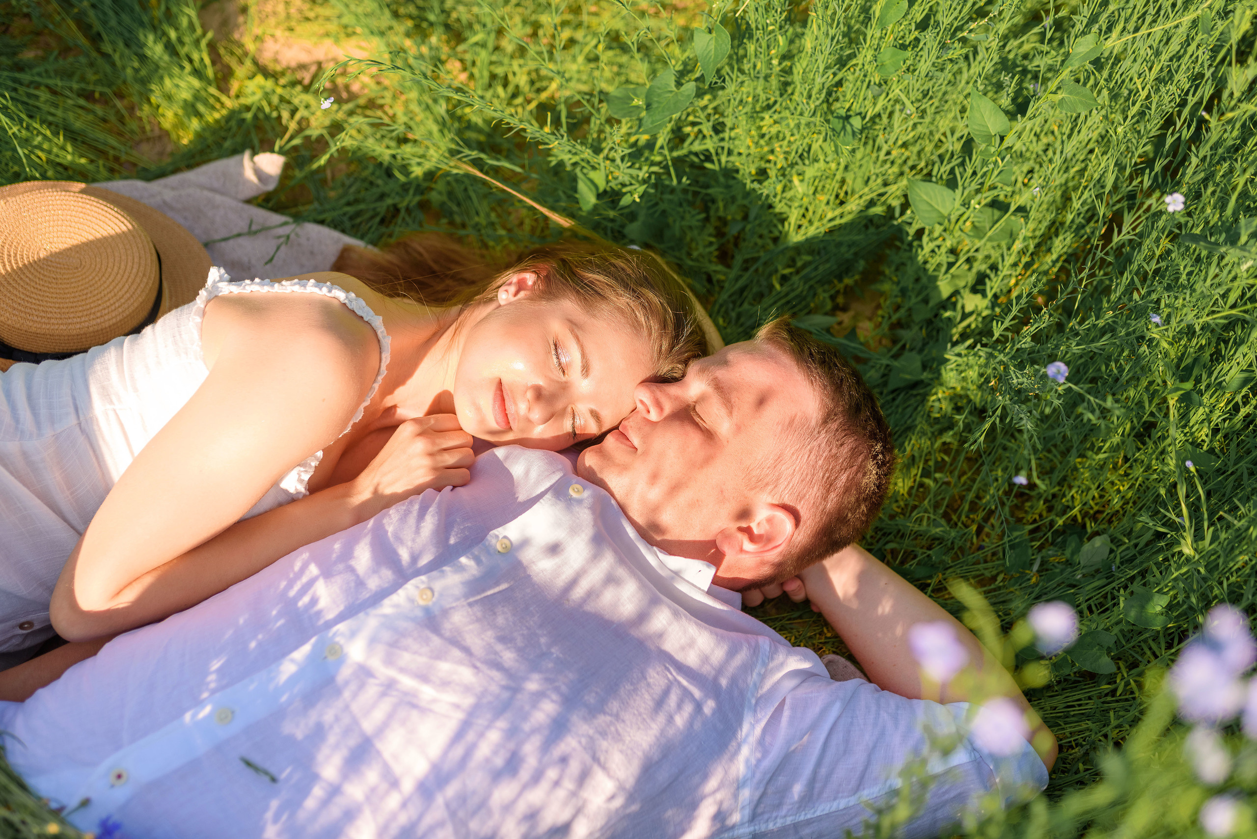 Льняная свадьба в льняном поле. Семейный фотограф и фотограф новорожденных в Вильнюсе Ирина Беленкевич