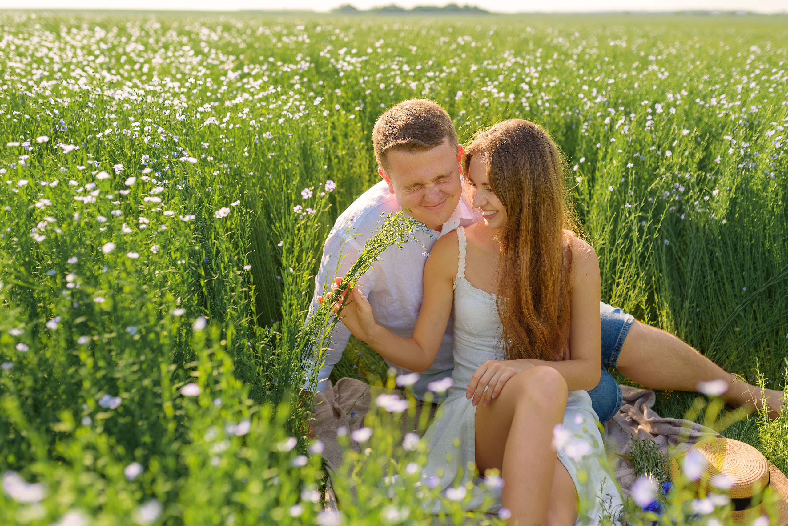 Льняная свадьба в льняном поле. Семейный фотограф и фотограф новорожденных в Вильнюсе Ирина Беленкевич