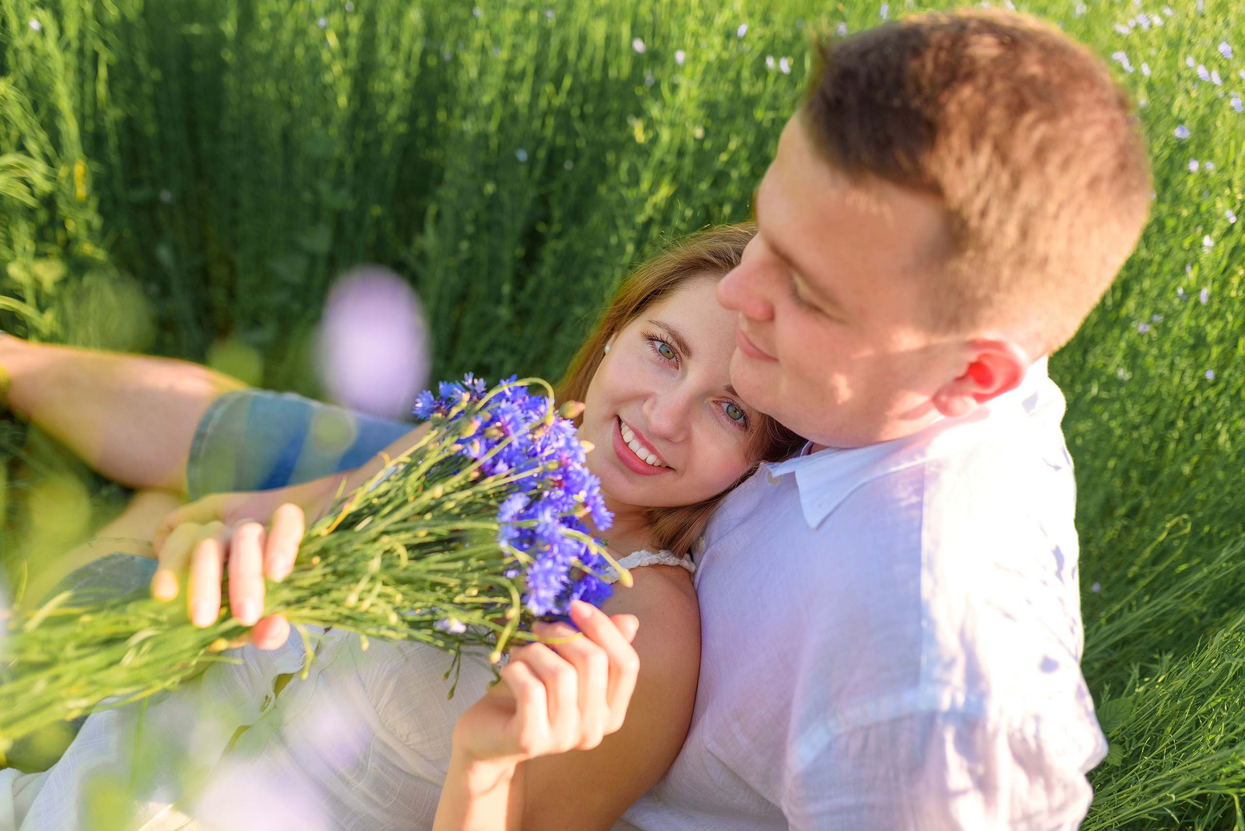 Льняная свадьба в льняном поле. Семейный фотограф и фотограф новорожденных в Вильнюсе Ирина Беленкевич