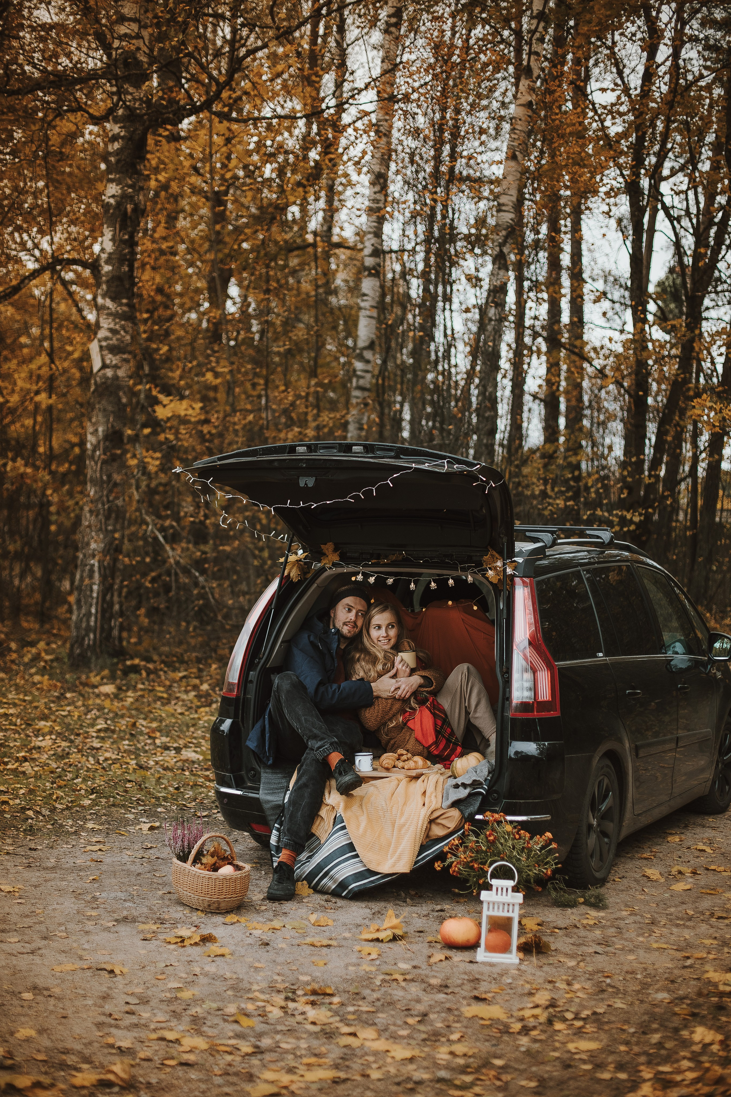 Rudens fotosesija ar mašīnu. Fotogrāfs Rīgā — Katerina Gordik