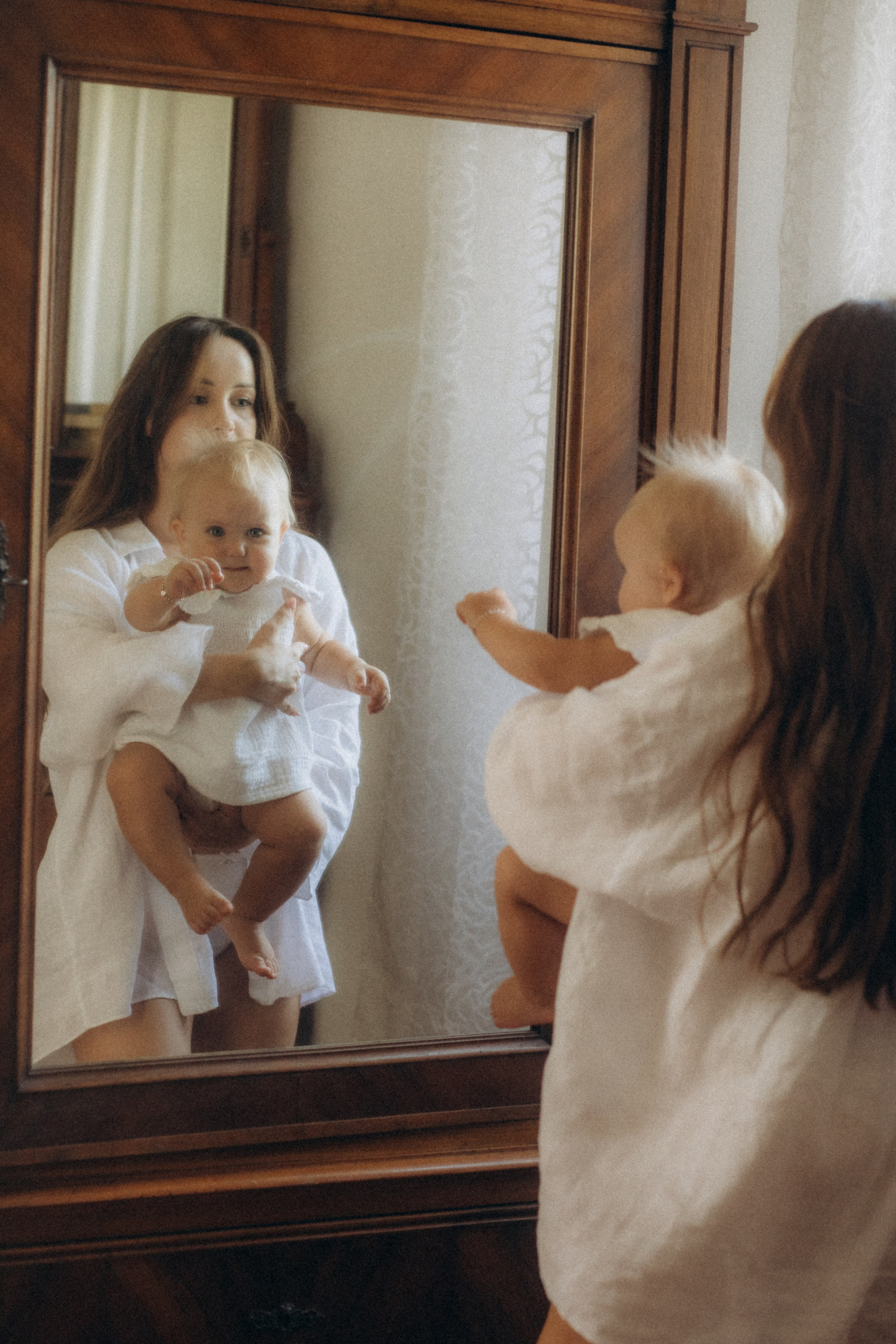 Maman et fille: la tendresse intemporelle. Je suis Olga, votre photographe de famille à Metz et dans toute la France