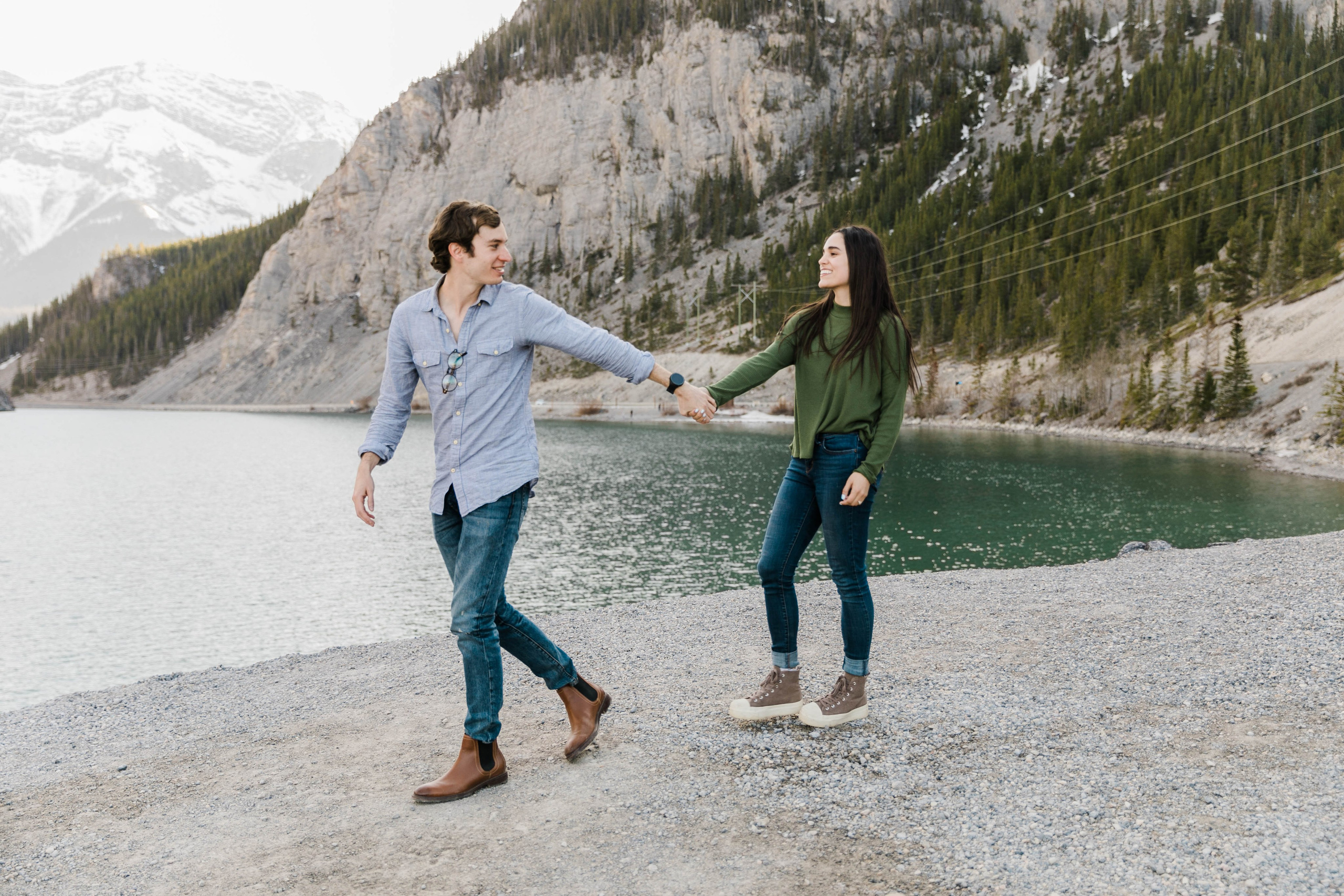 Mabel — Canmore Engagement. Fotografía accesible en Calgary