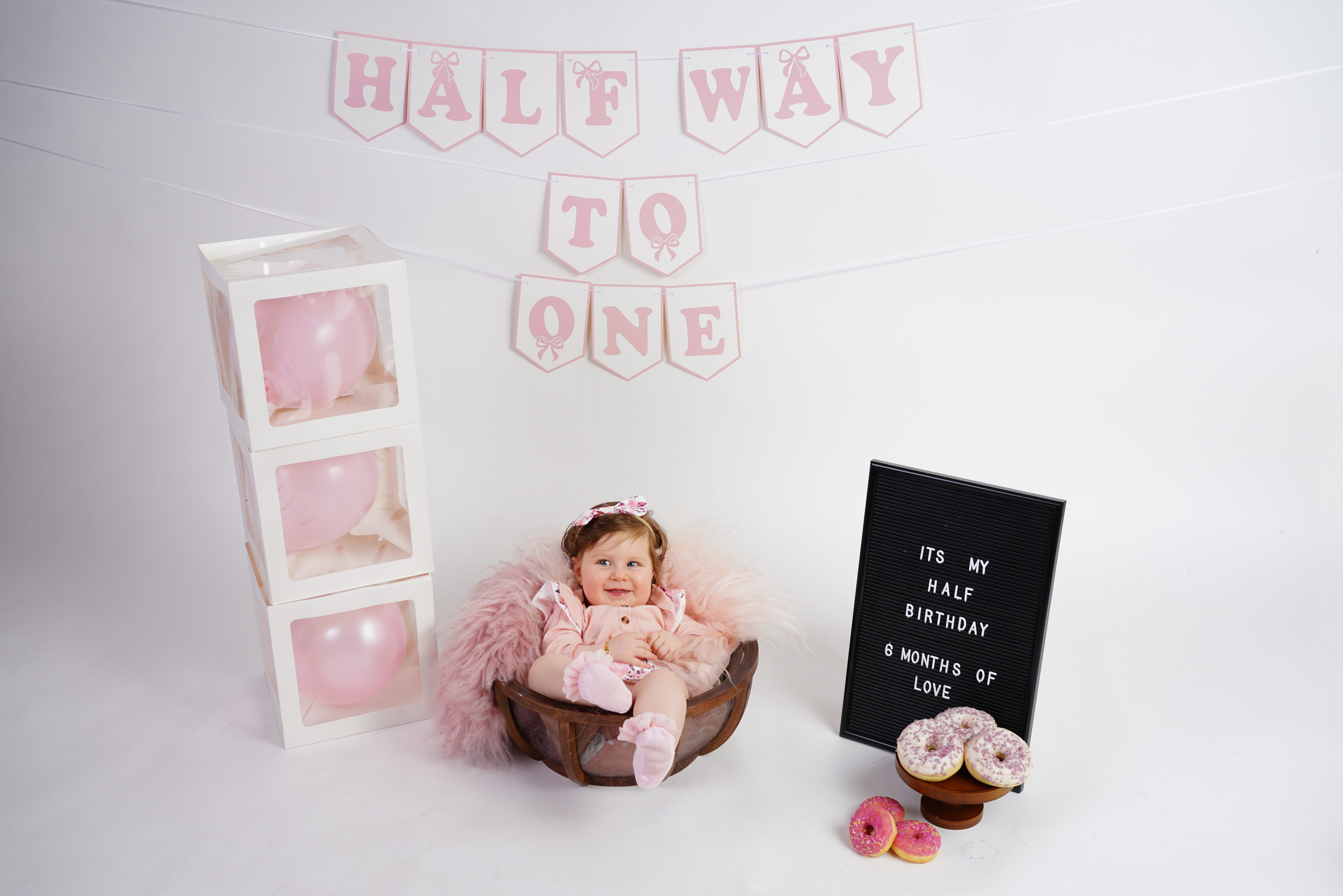 Liyana ½ Jahr. Neugeborenenfotografin und Retoucher in Augsburg Nastassia Schneider