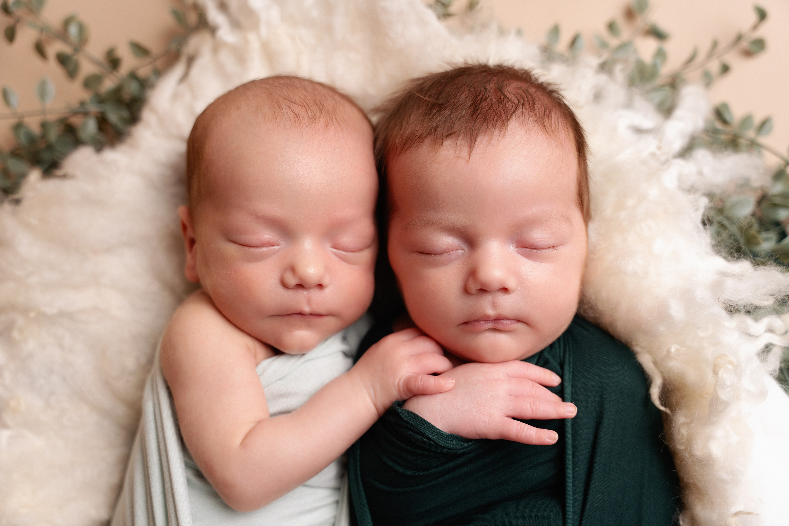 Zwillinge schlafen in den Armen des anderen