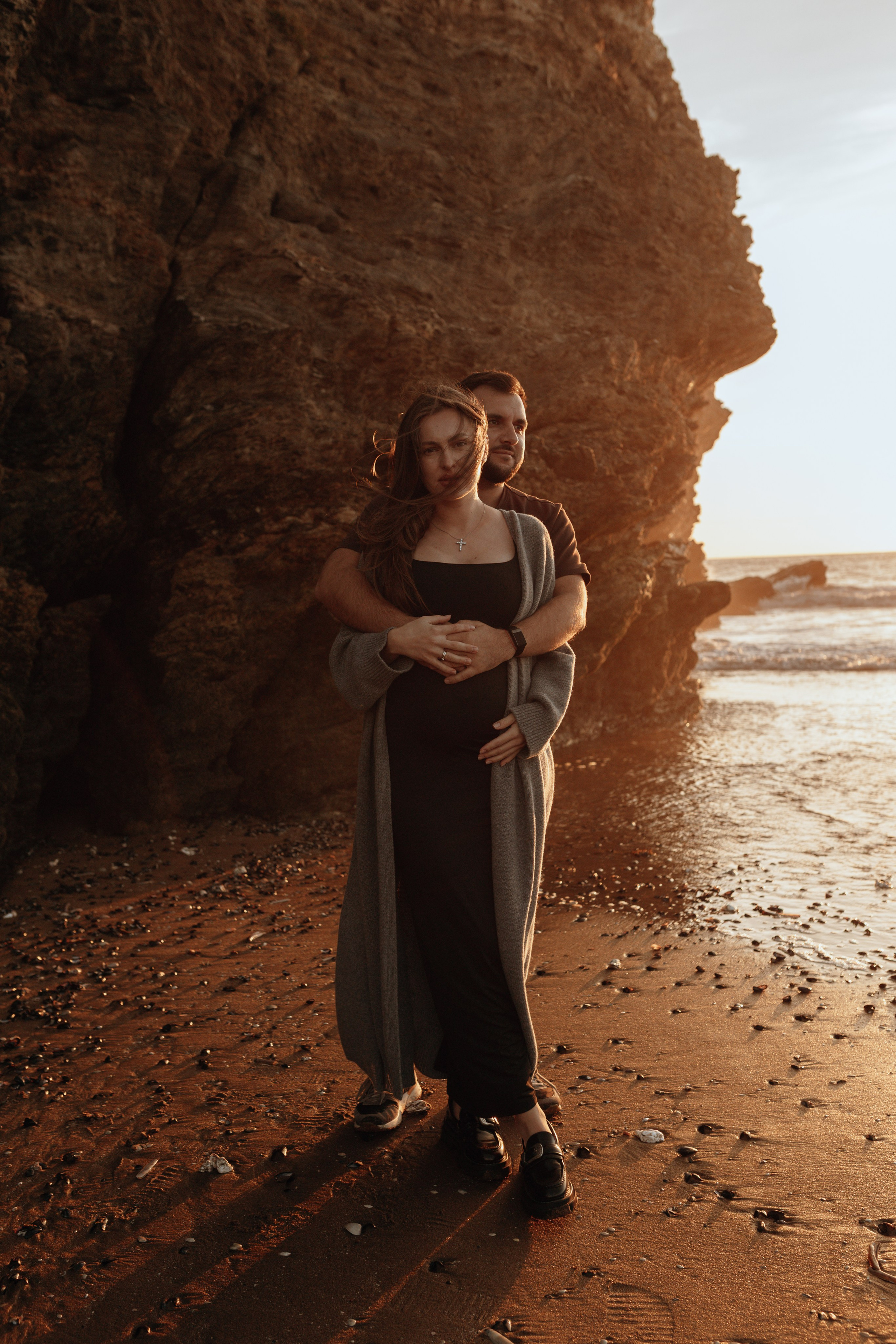Sunset maternity photoshoot. Annah Louwagie — Lifestyle photographer for couples, families & brands | France & worldwide