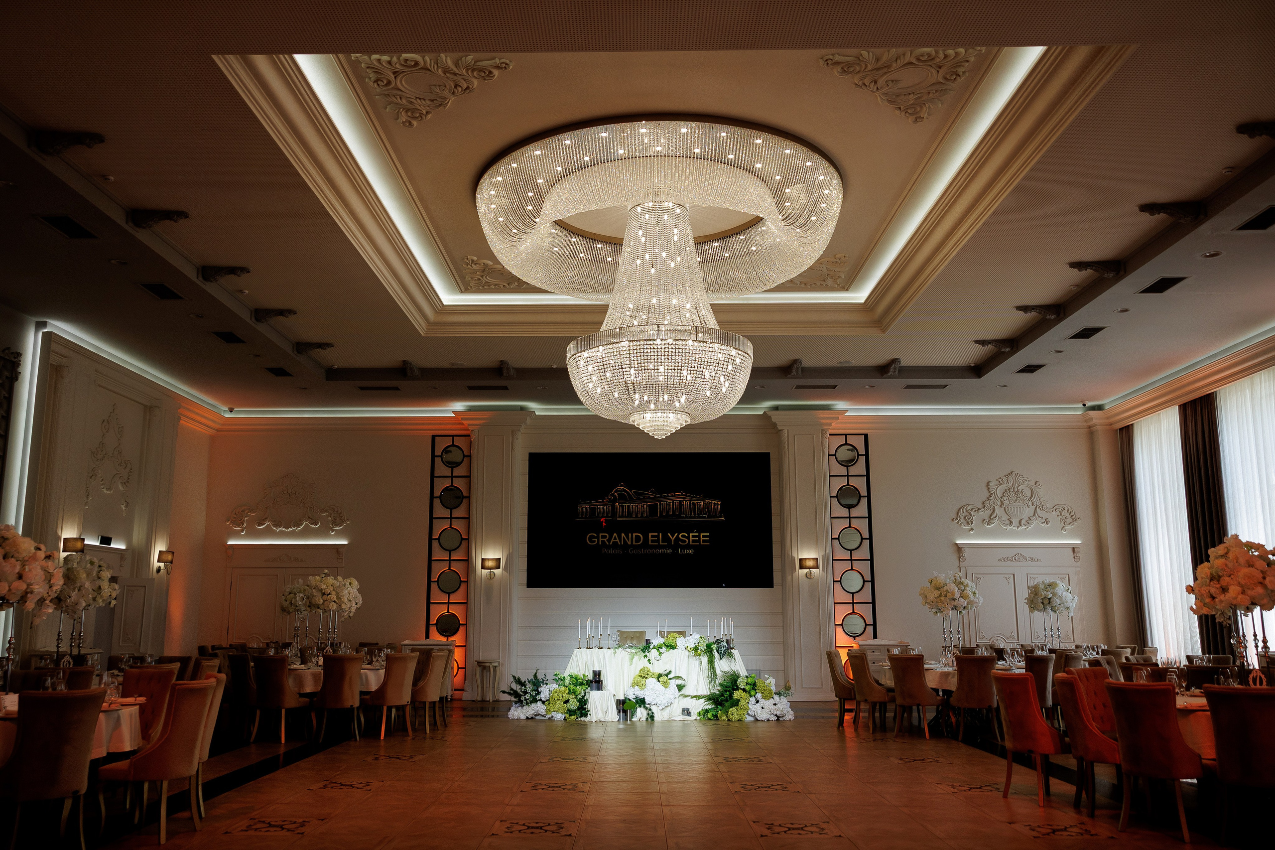 Eugen & Livia — Grand Elysee — Wedding Day. Servicii Foto și Video 067188353