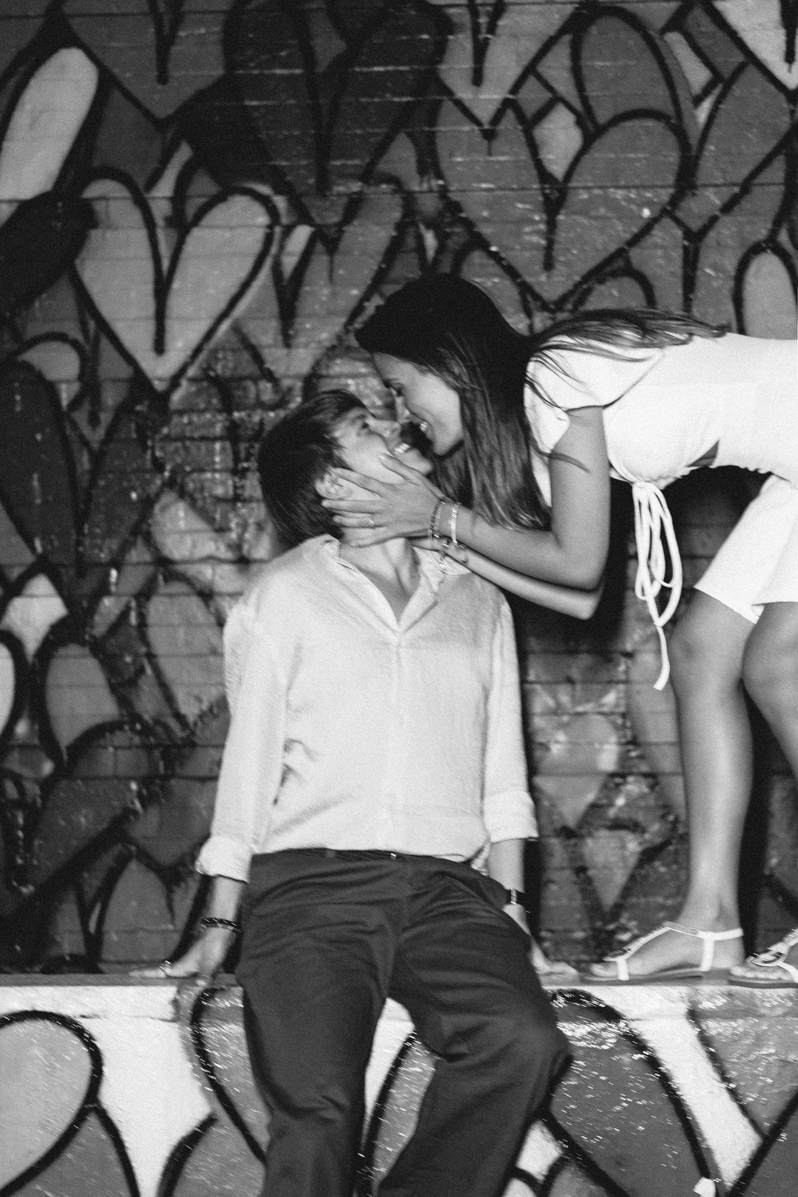 Couple in the night city. Videographer and photographer in New York // MAKAROV.VIDEO