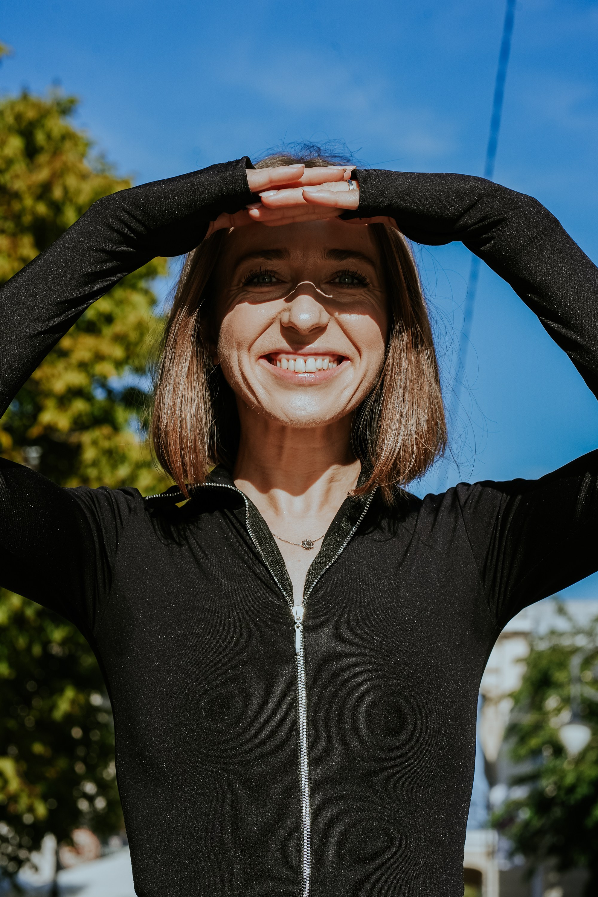 Sunt o Zeita — yoga on street. MARINABUGS