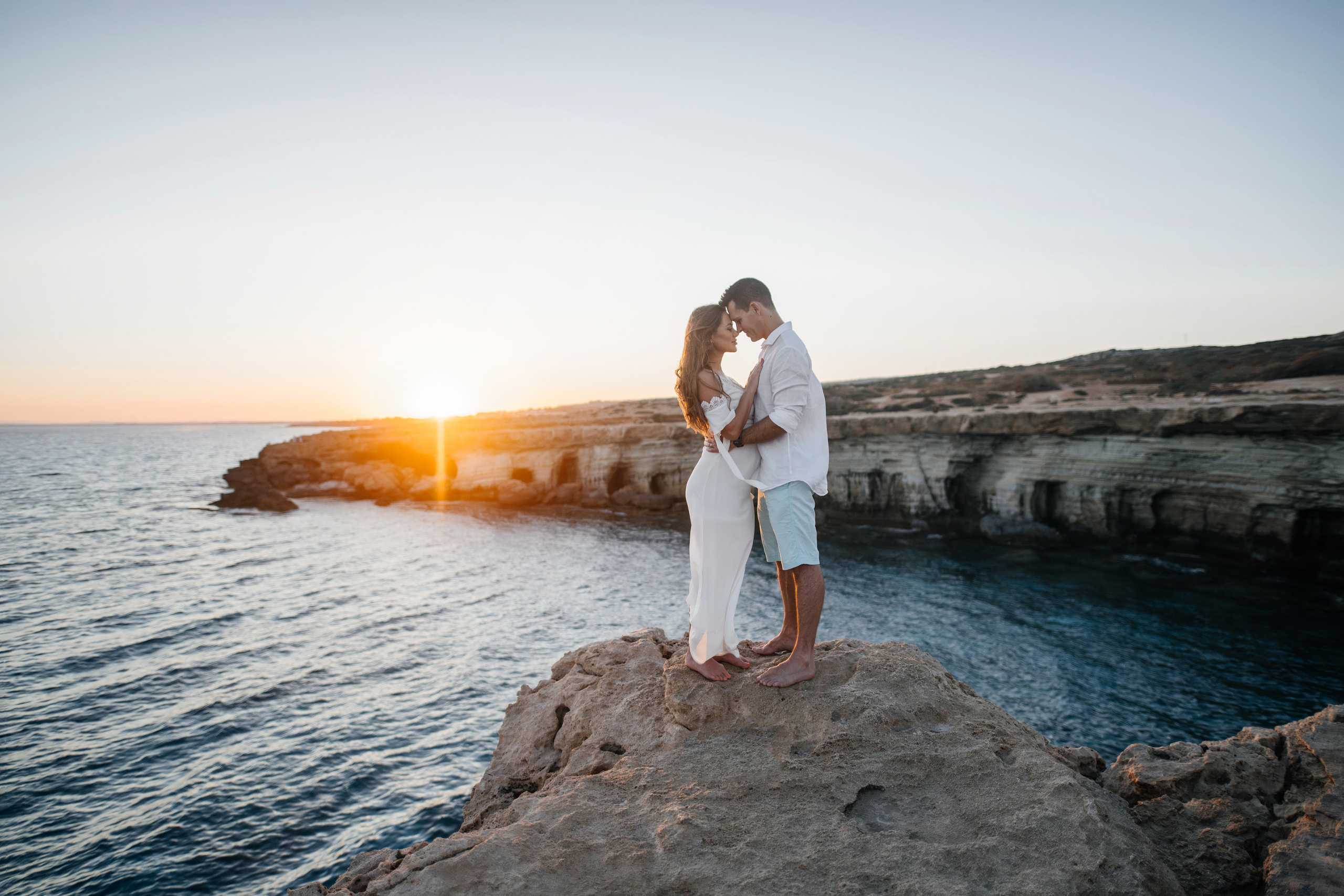 На морских скалах. Фотограф на Кипре