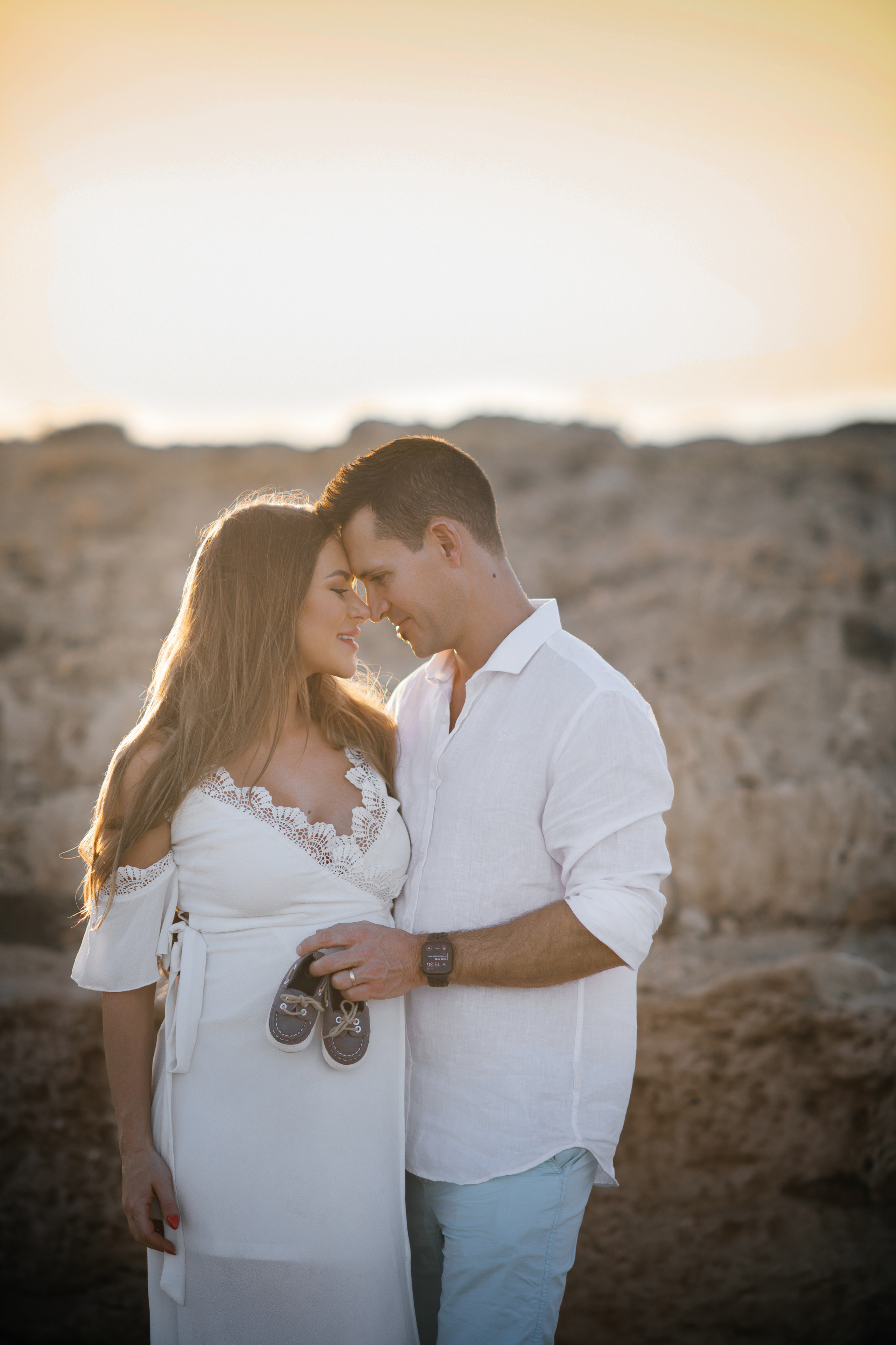 На морских скалах. Фотограф на Кипре