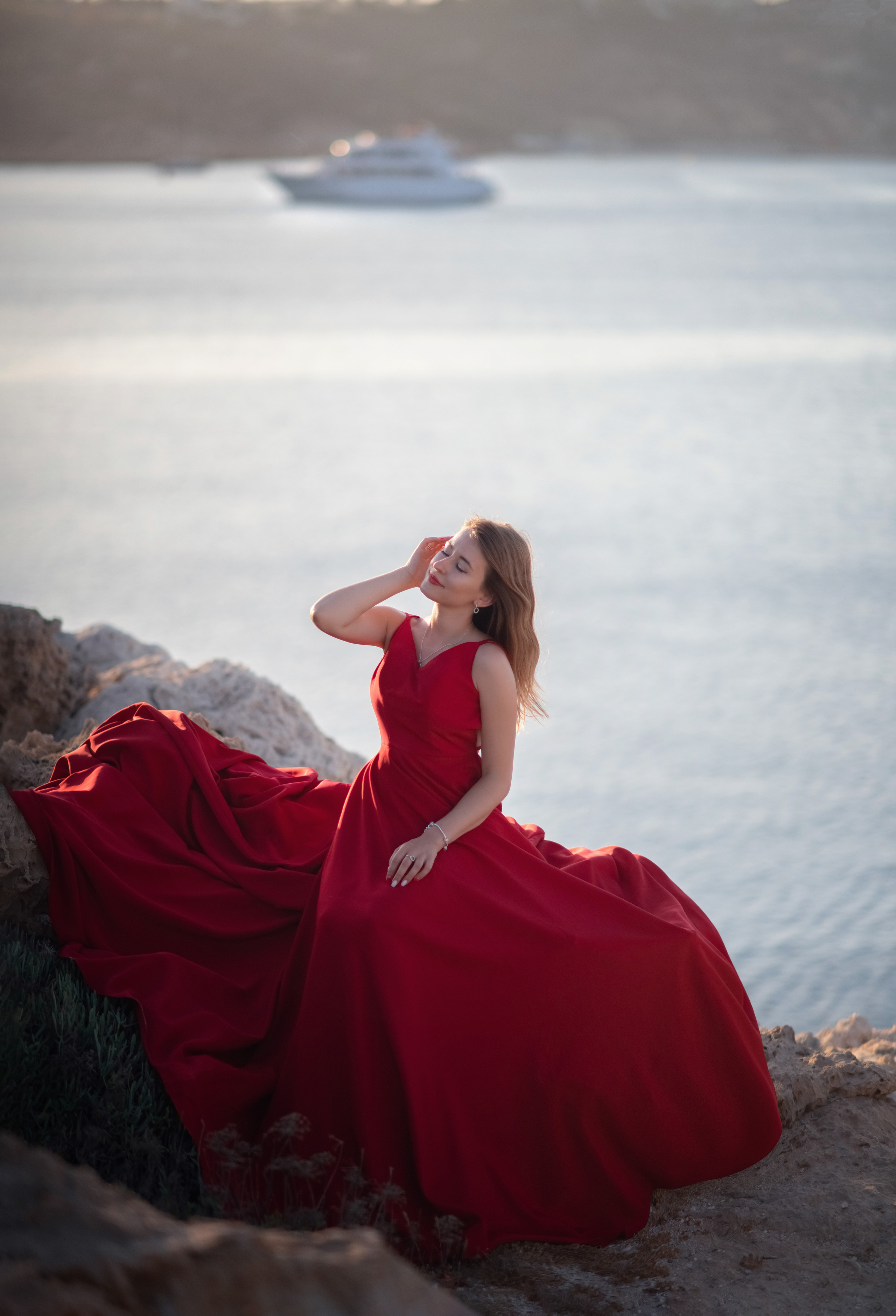 На скалах в шлейфовом платье. Фотограф на Кипре