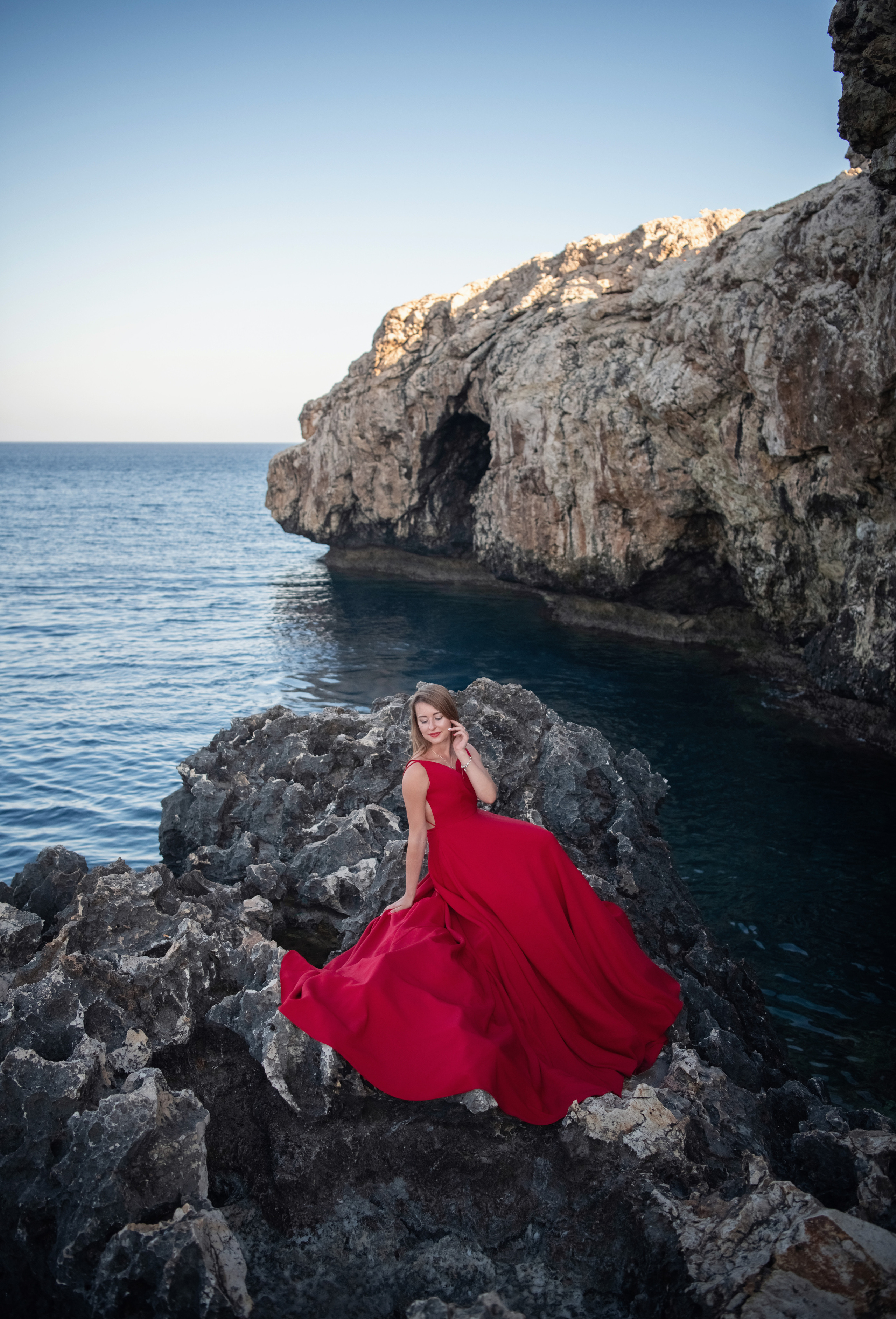 На скалах в шлейфовом платье. Фотограф на Кипре