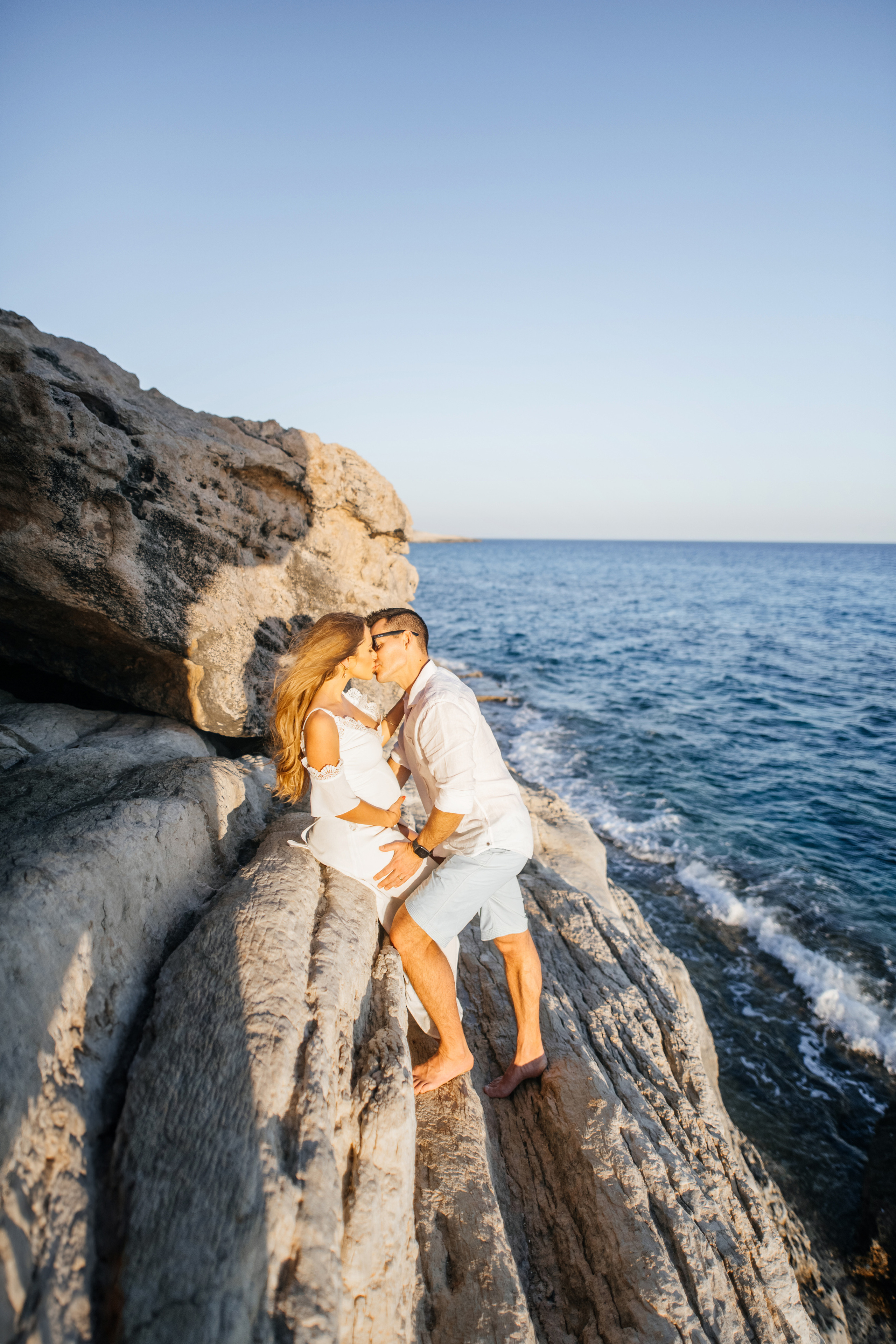 На морских скалах. Фотограф на Кипре