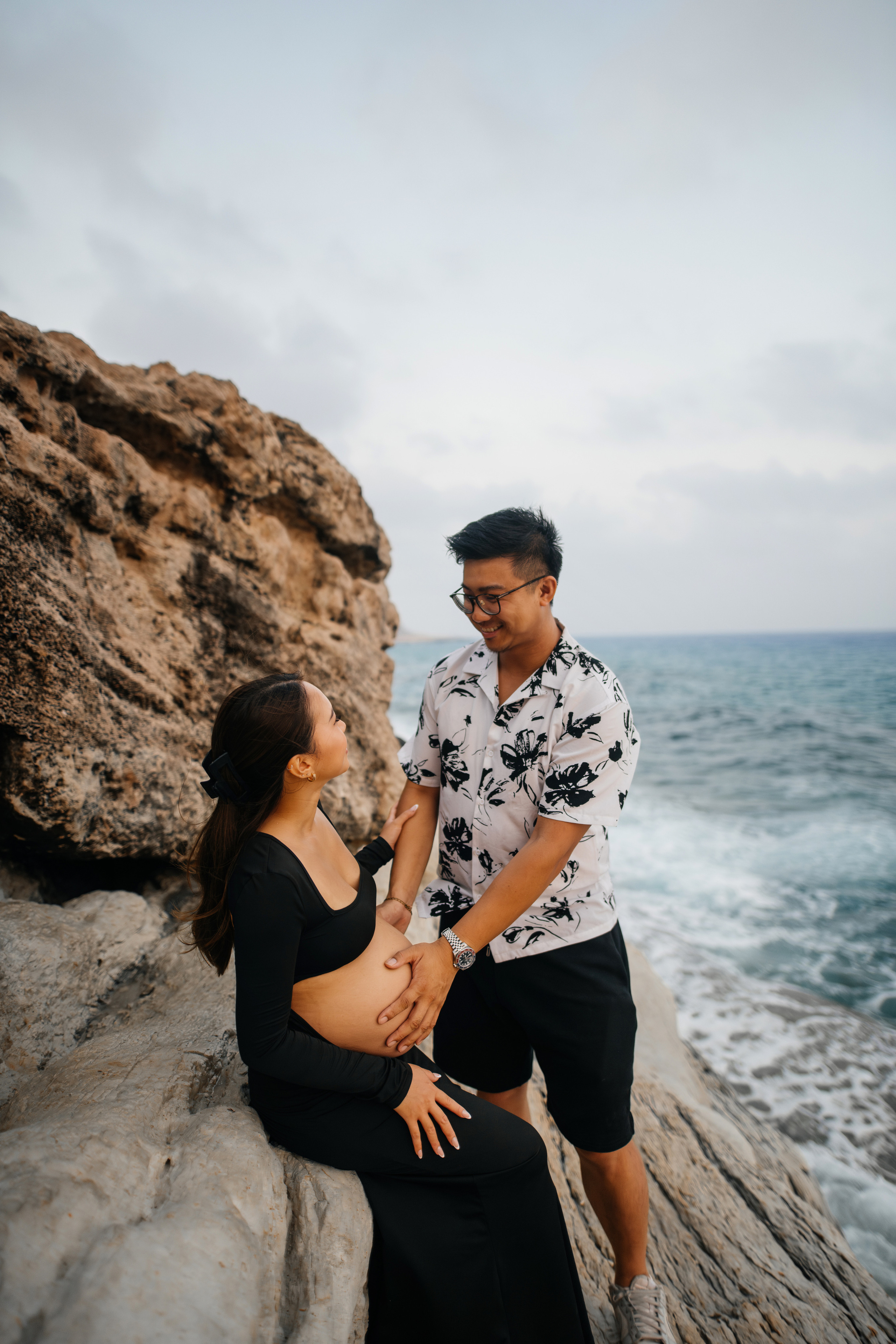 На морских скалах. Фотограф на Кипре