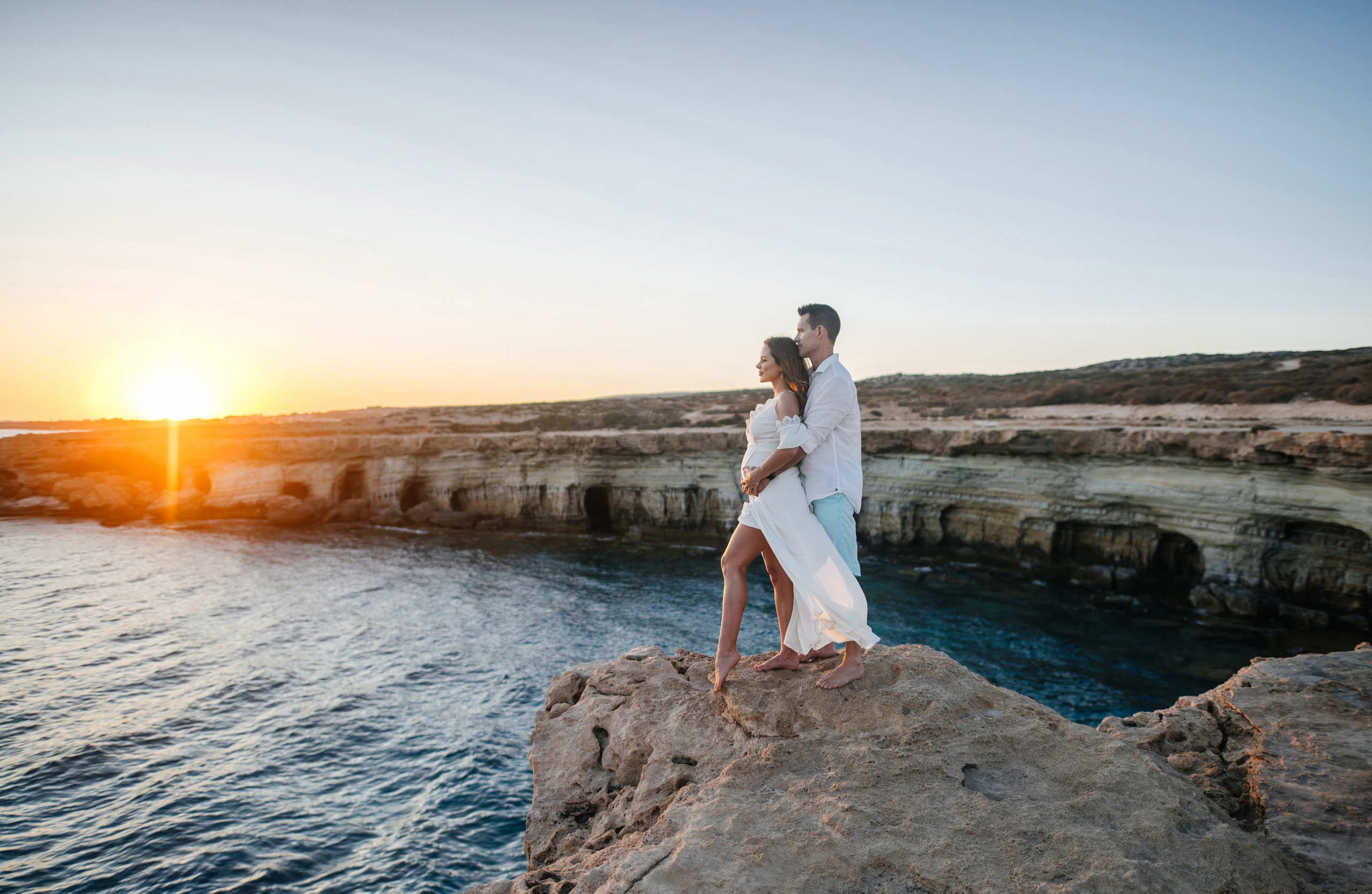 На морских скалах. Фотограф на Кипре