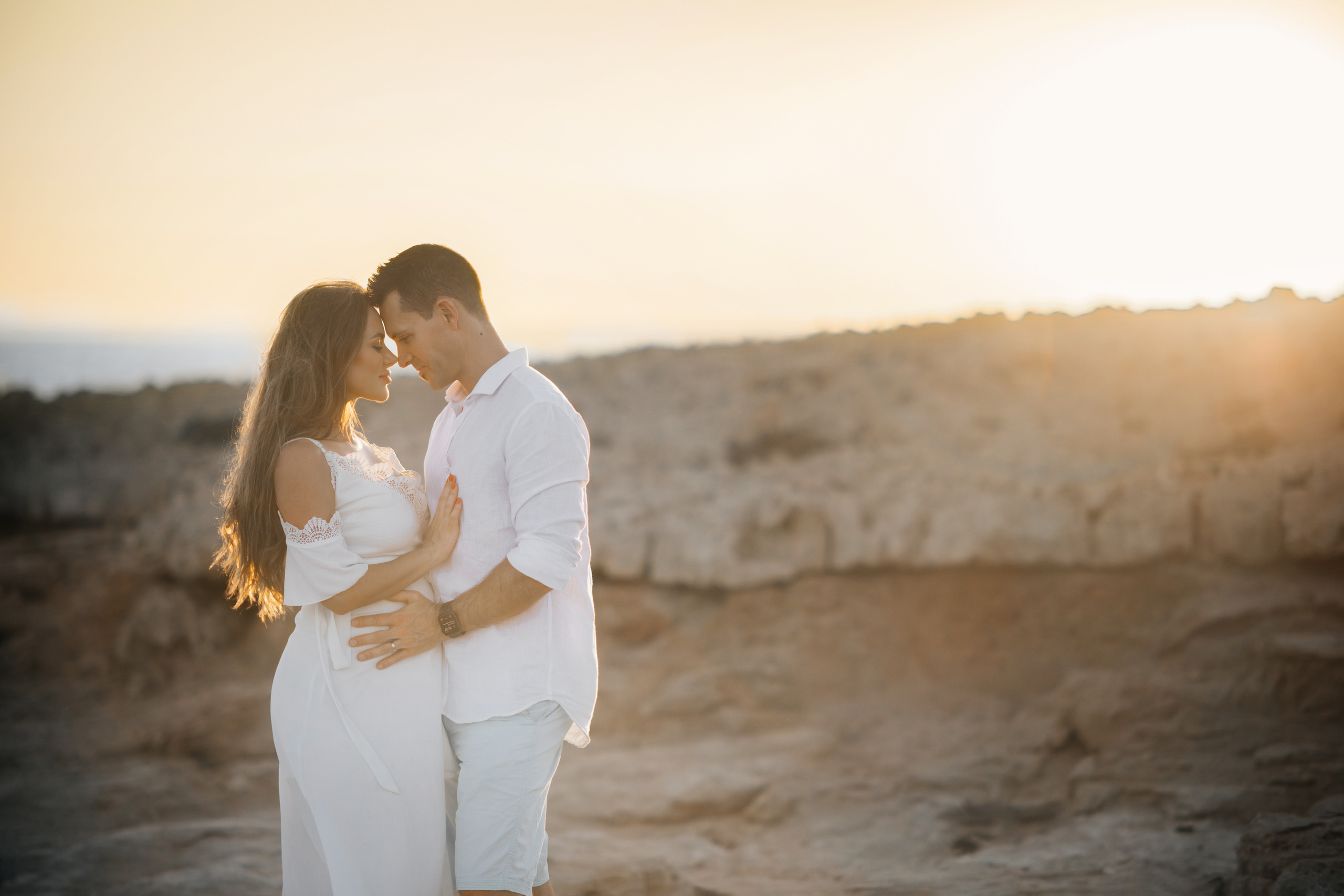 На морских скалах. Фотограф на Кипре