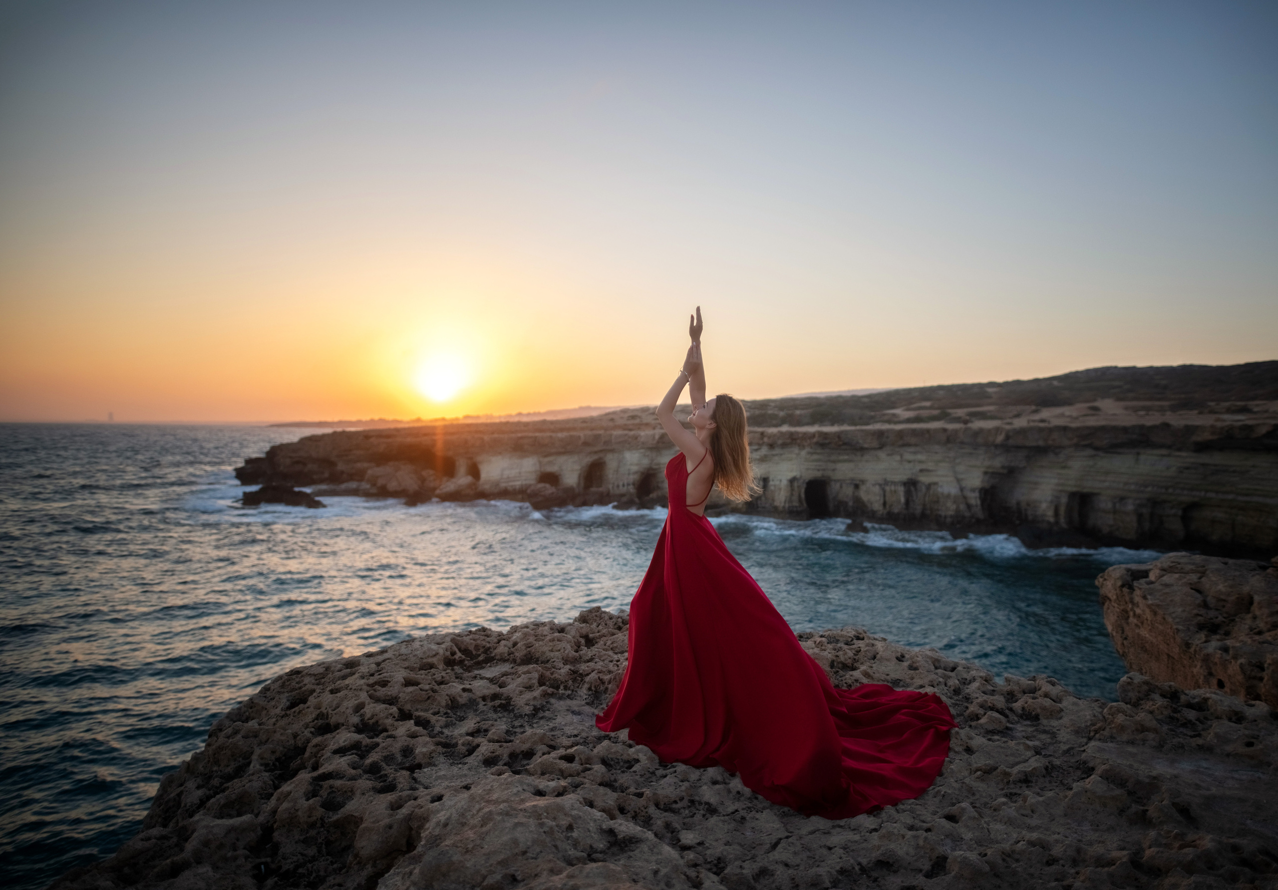 На скалах в шлейфовом платье. Фотограф на Кипре