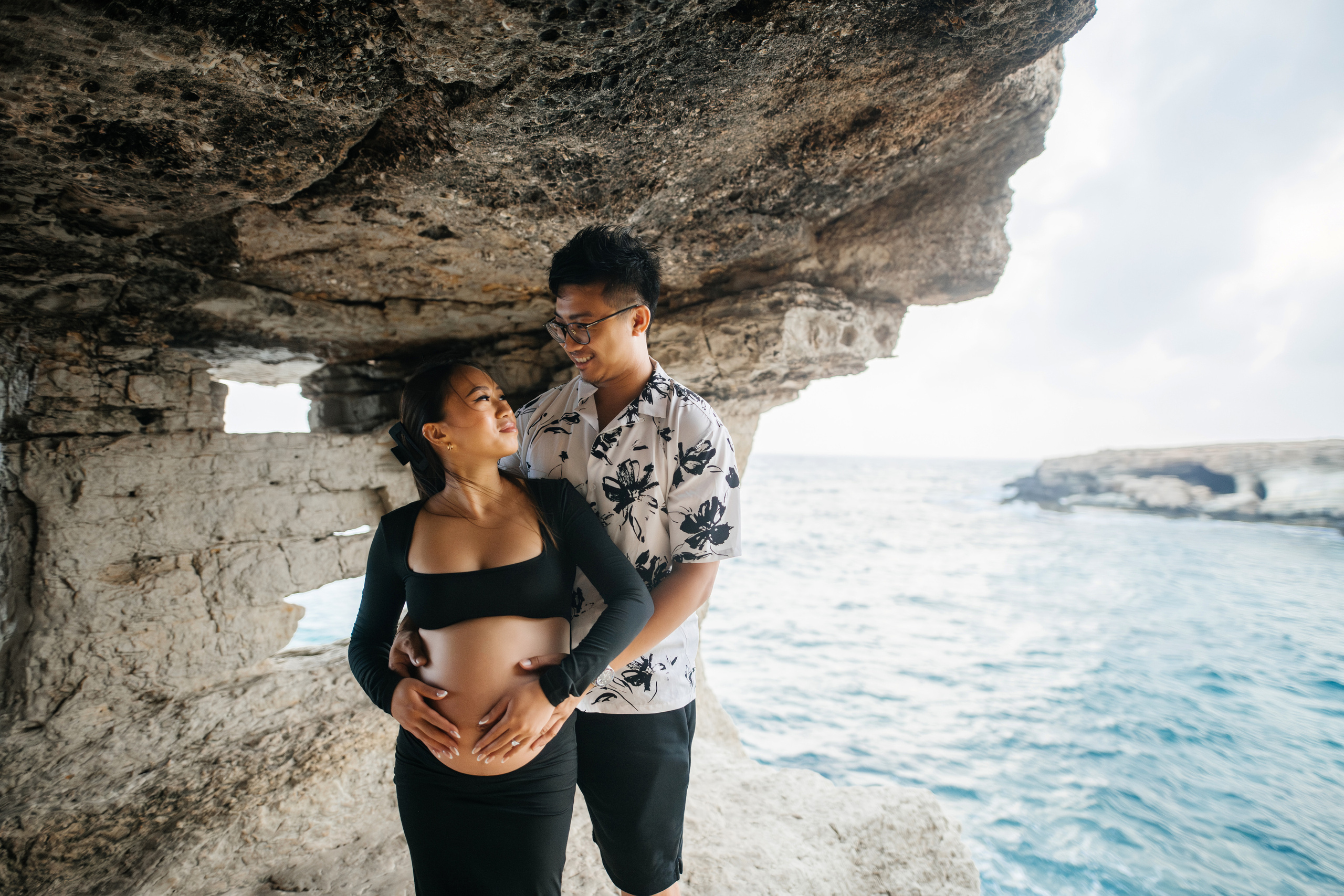 На морских скалах. Фотограф на Кипре