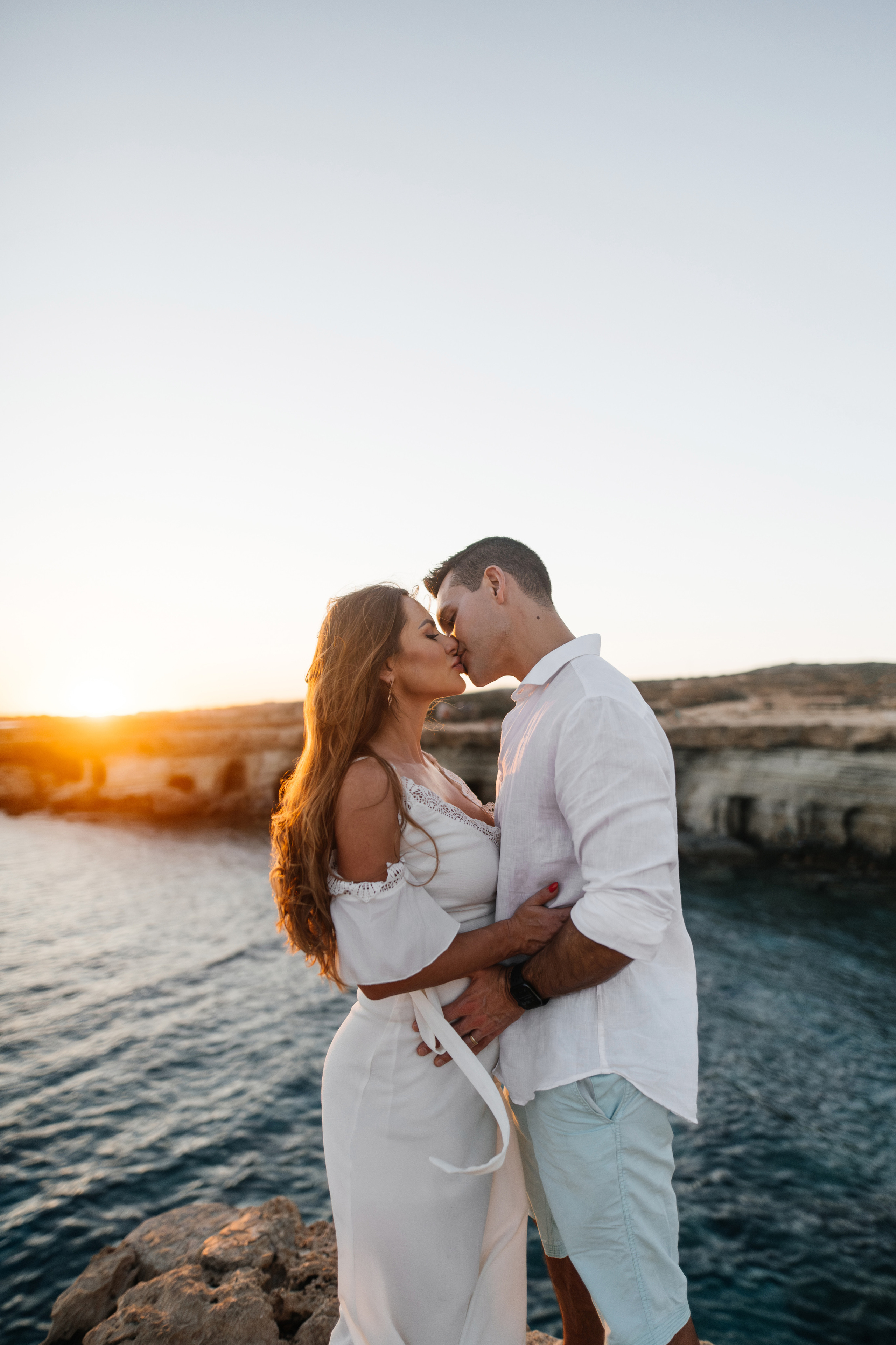 На морских скалах. Фотограф на Кипре