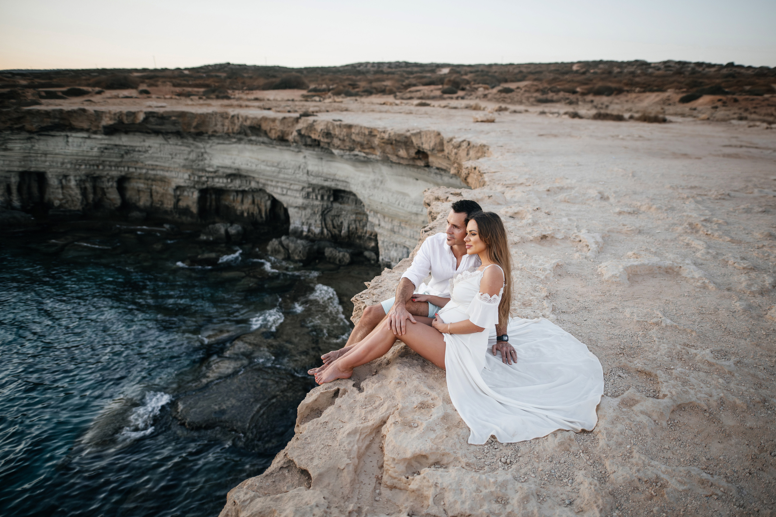 На морских скалах. Фотограф на Кипре