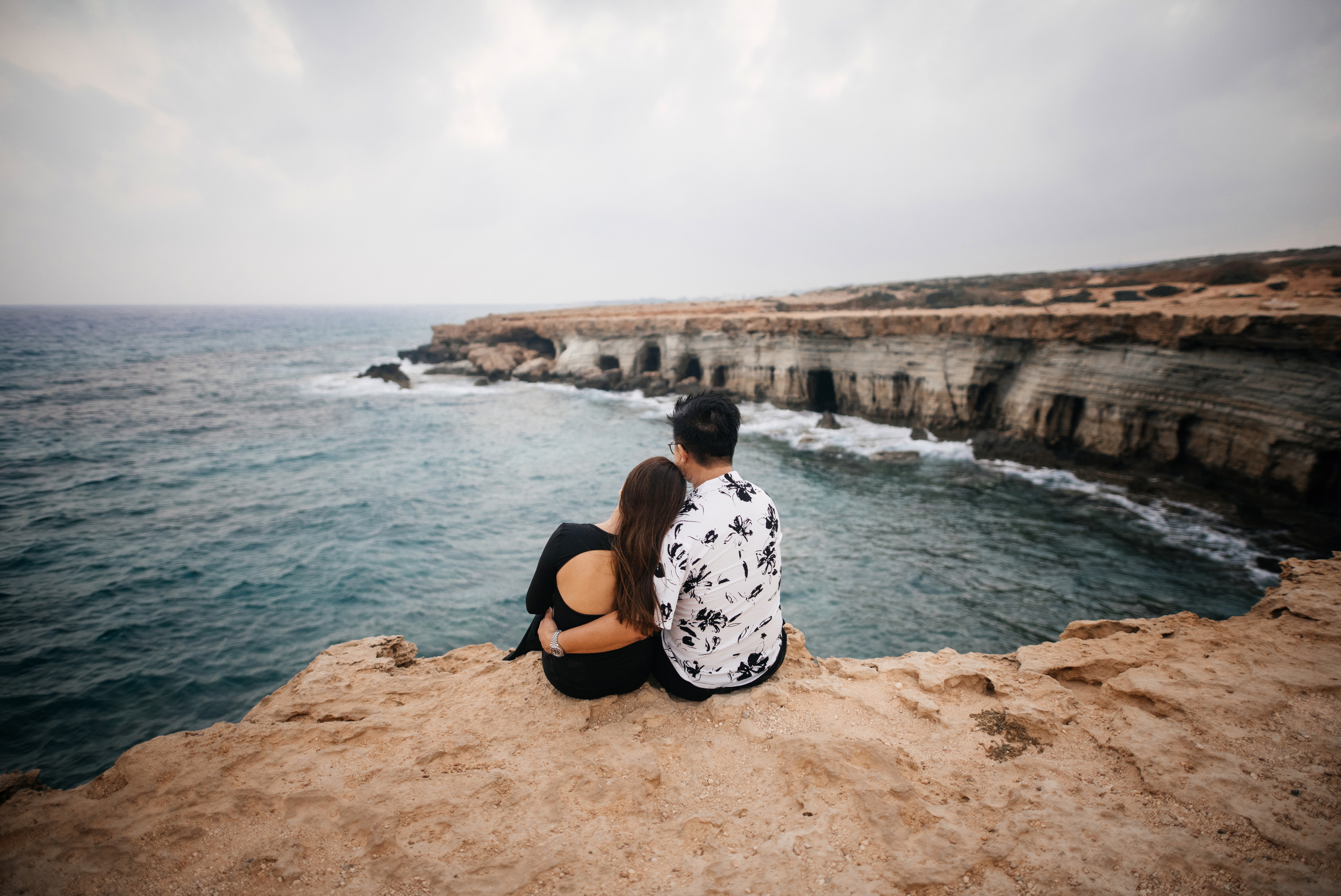 На морских скалах. Фотограф на Кипре