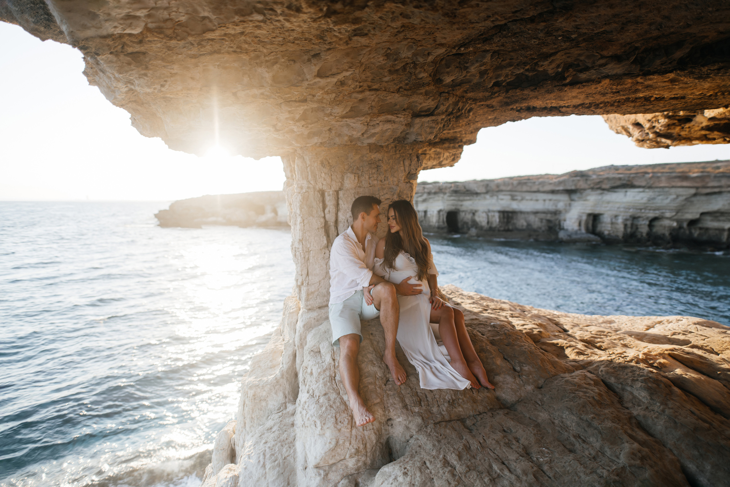 На морских скалах. Фотограф на Кипре