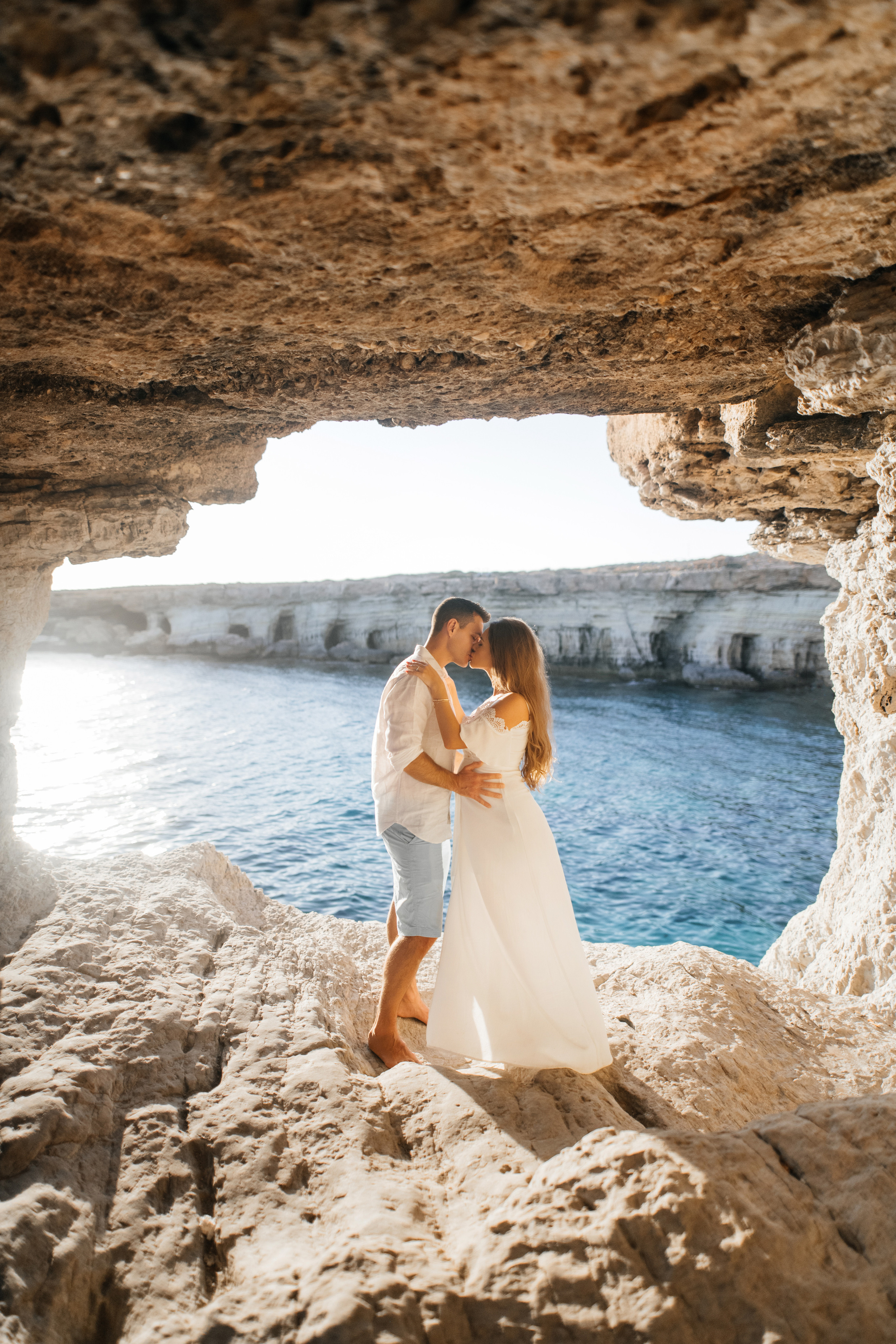 На морских скалах. Фотограф на Кипре