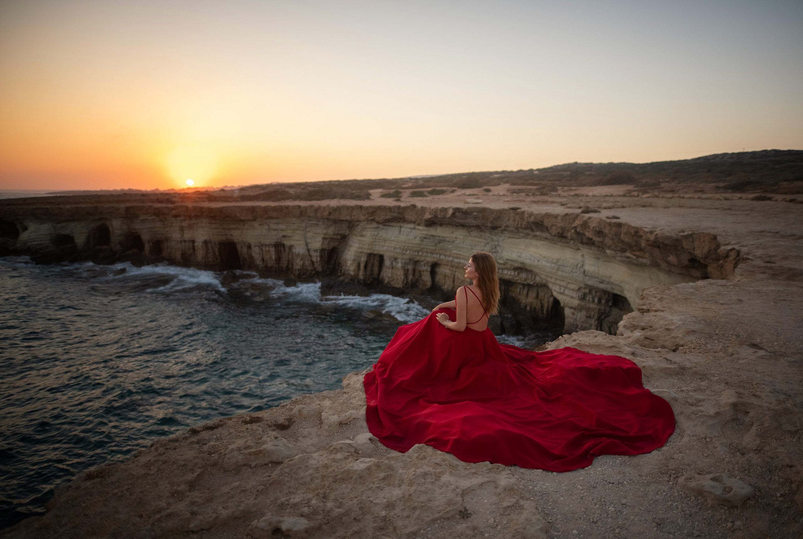 На скалах в шлейфовом платье. Фотограф на Кипре