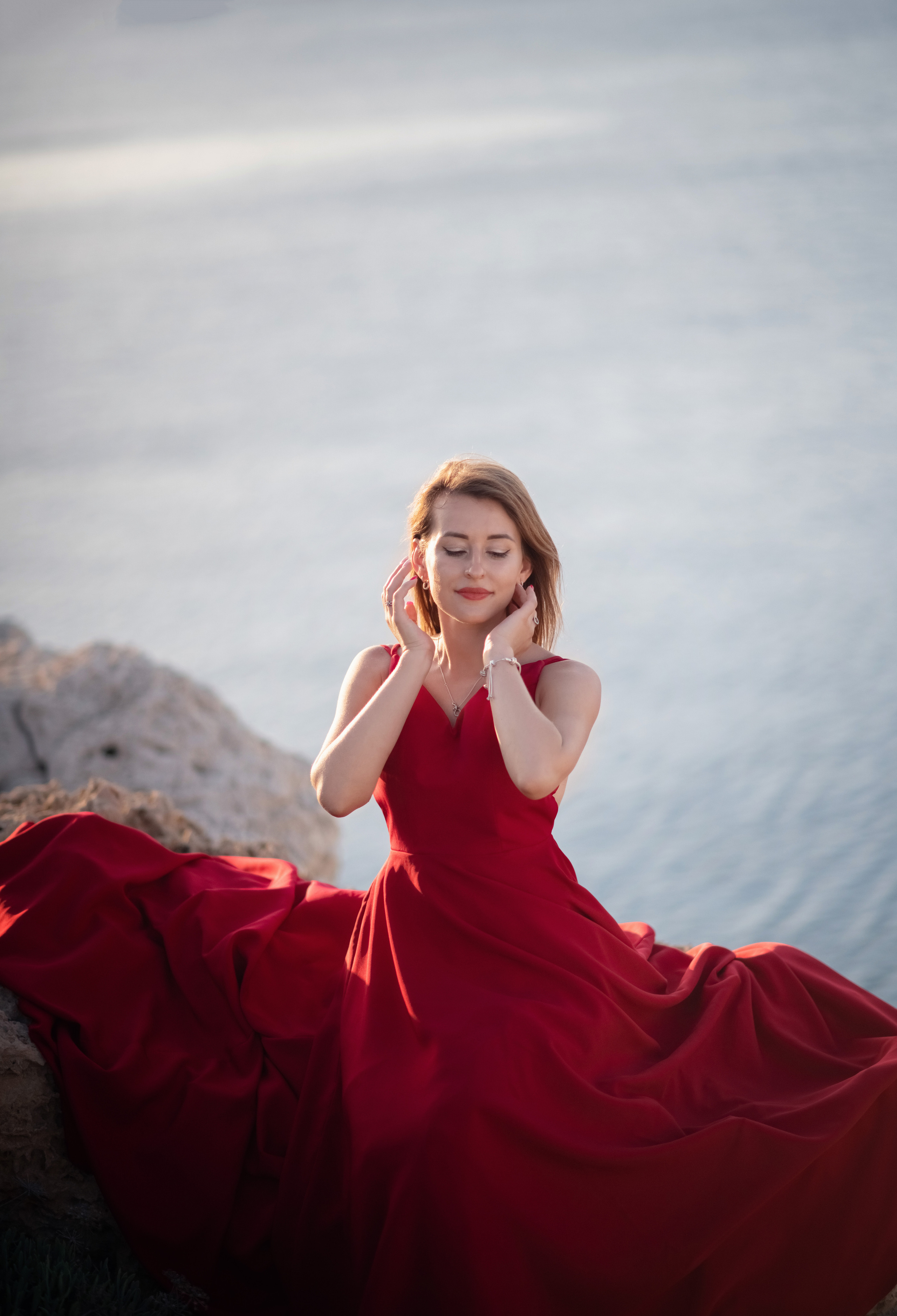 На скалах в шлейфовом платье. Фотограф на Кипре
