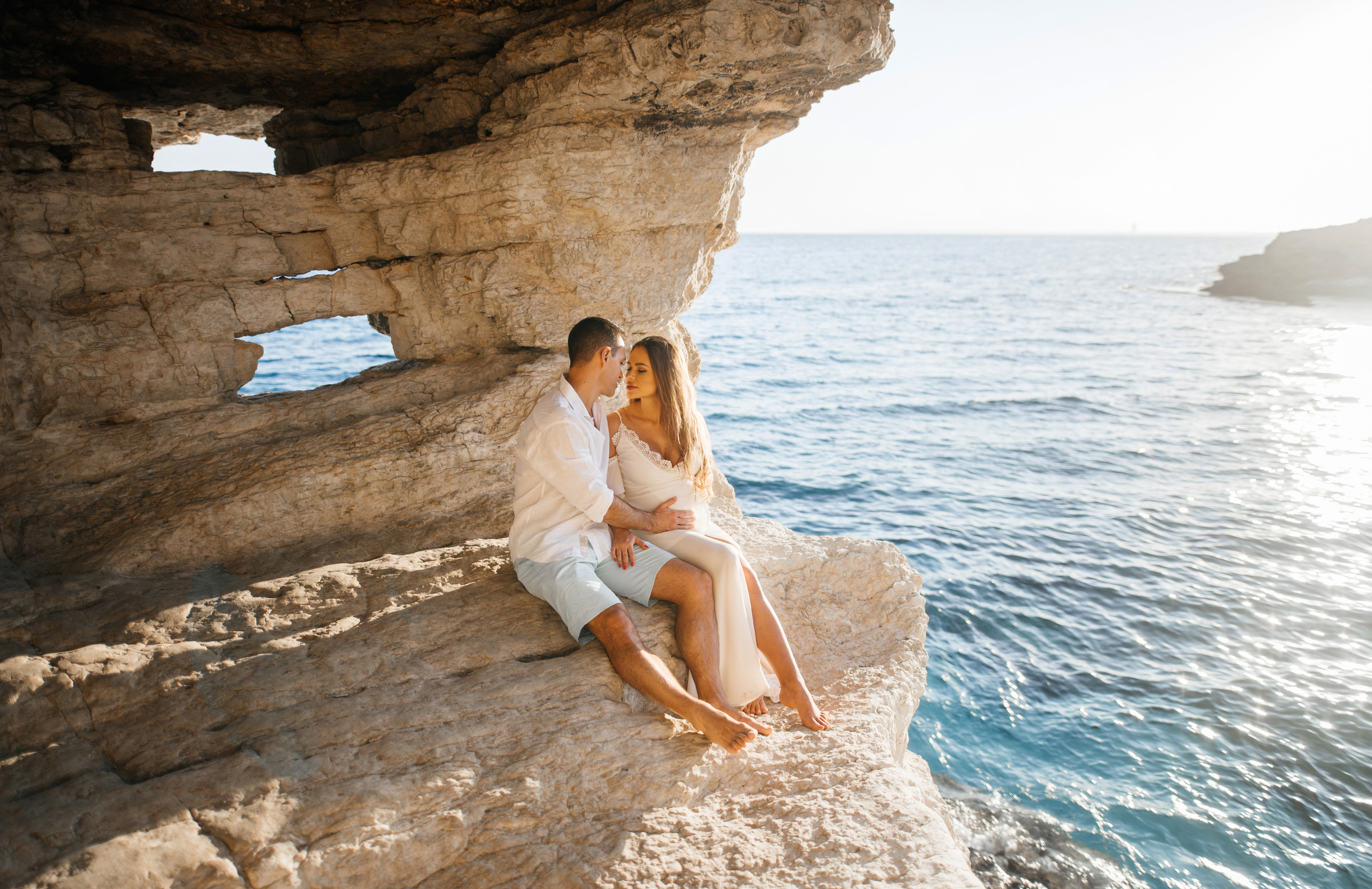 На морских скалах. Фотограф на Кипре