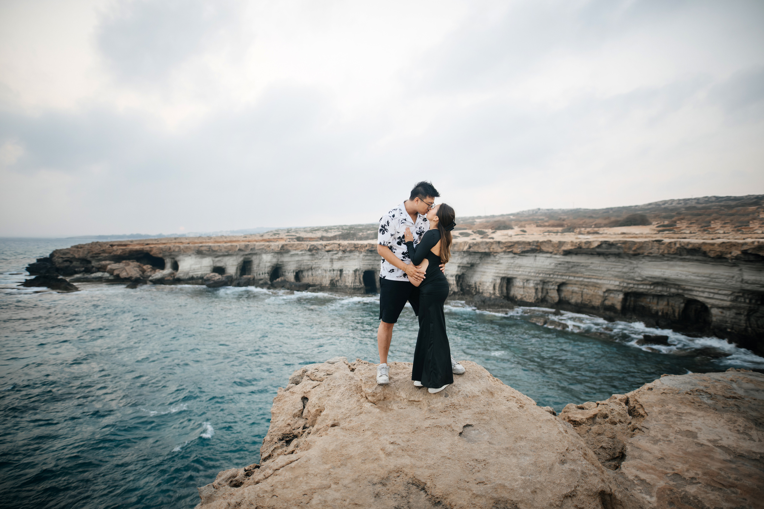 На морских скалах. Фотограф на Кипре