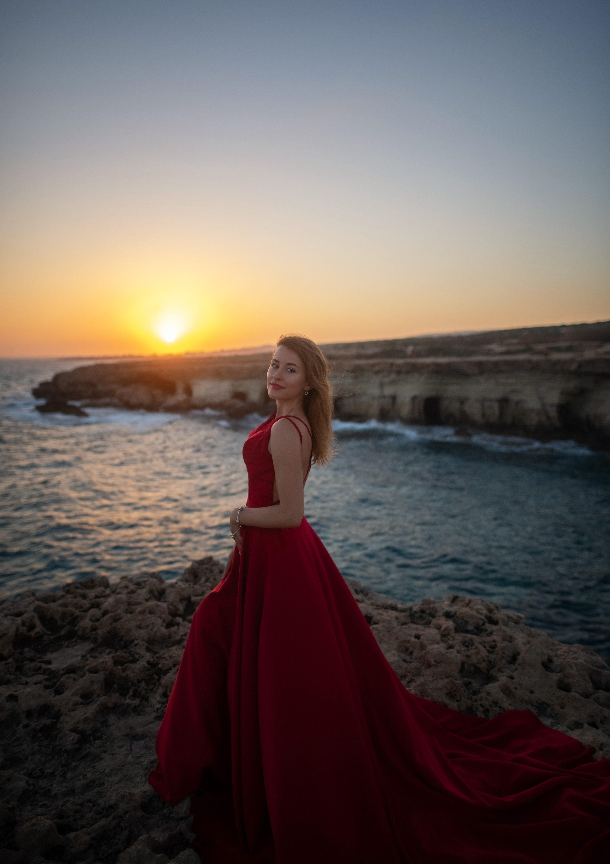 На скалах в шлейфовом платье. Фотограф на Кипре
