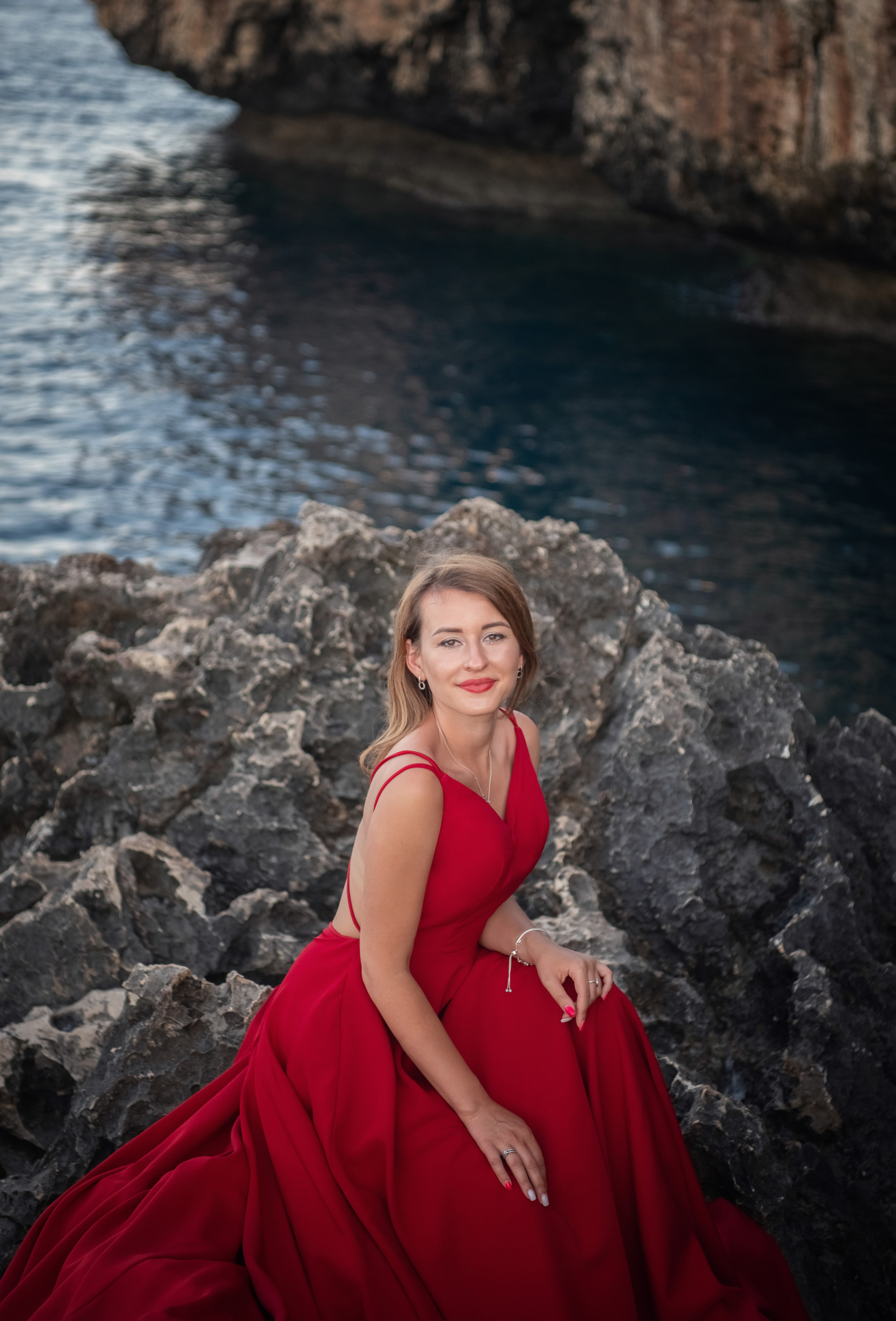 На скалах в шлейфовом платье. Фотограф на Кипре