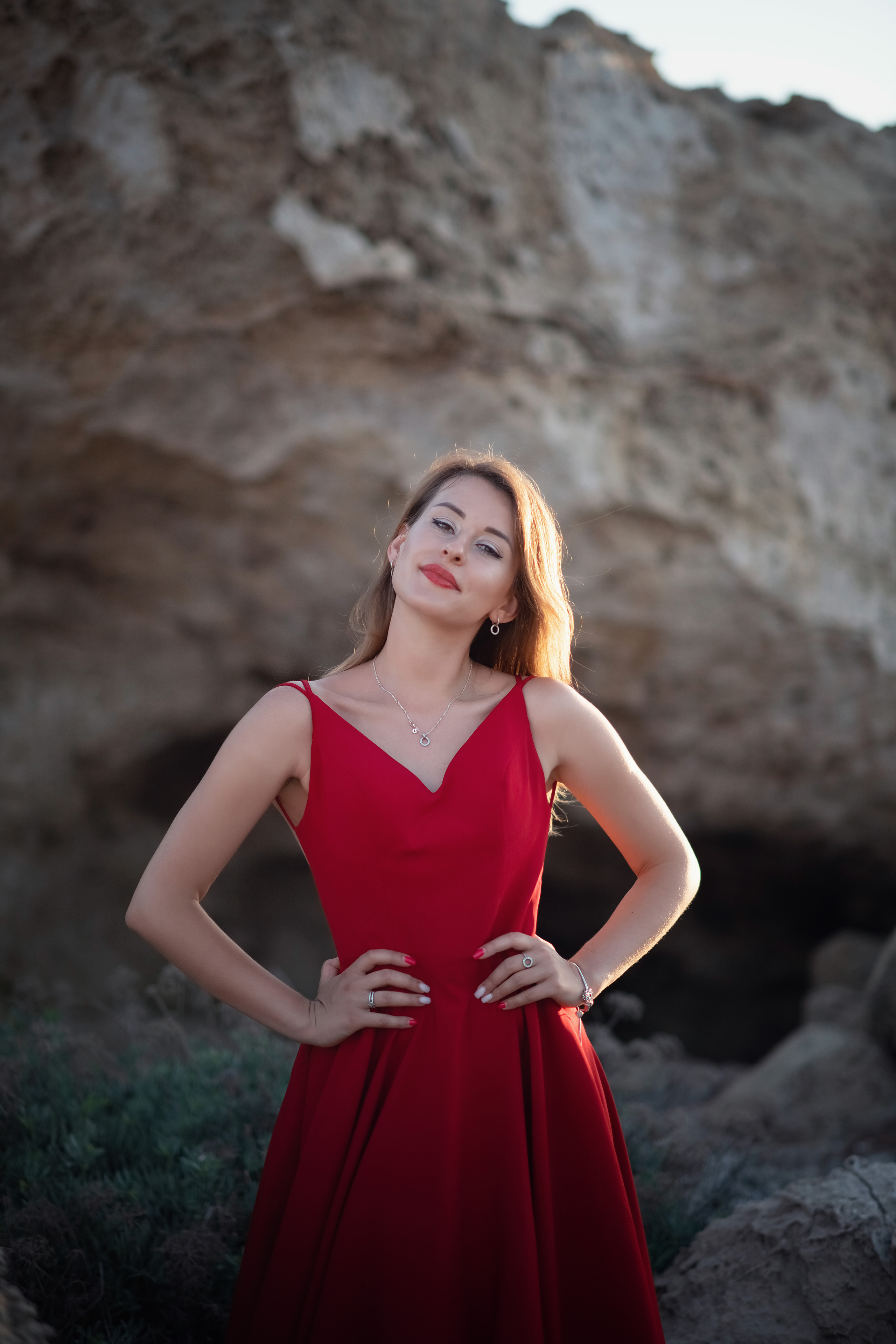 На скалах в шлейфовом платье. Фотограф на Кипре