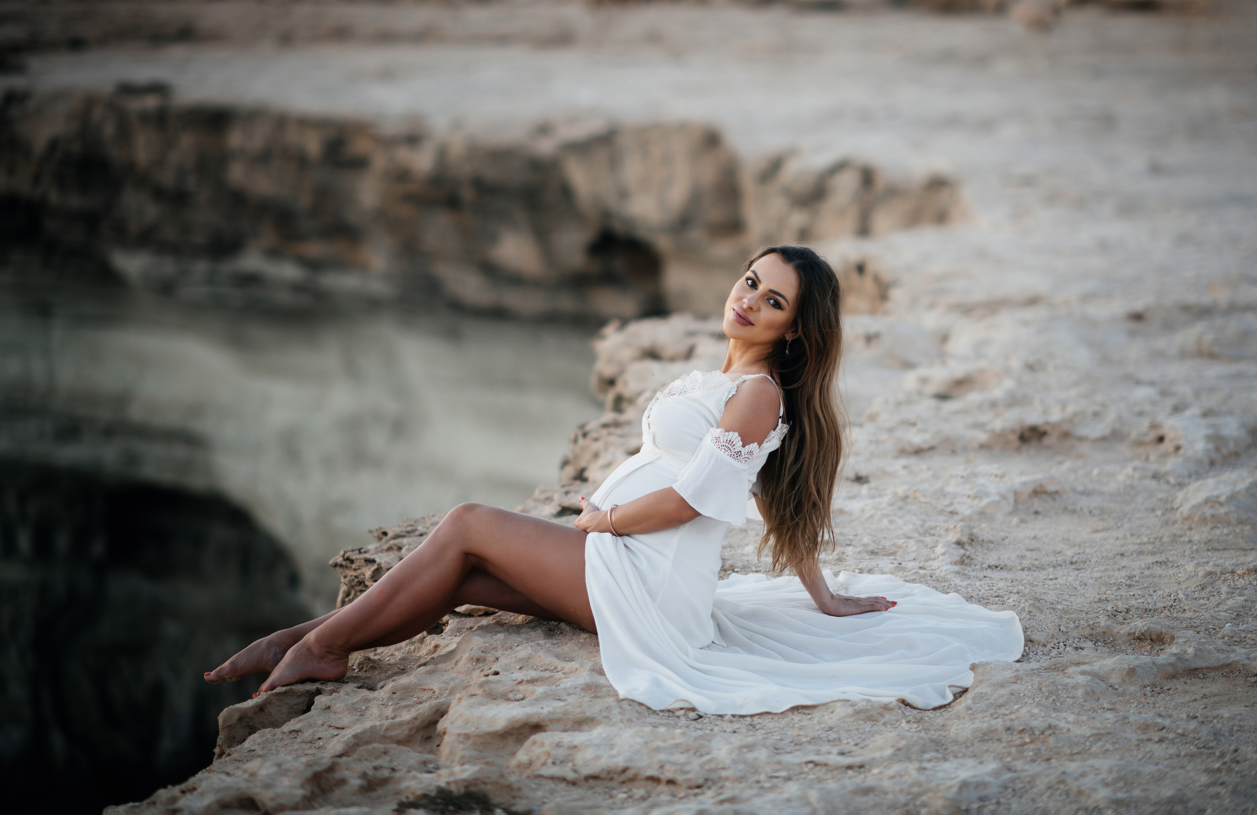 На морских скалах. Фотограф на Кипре