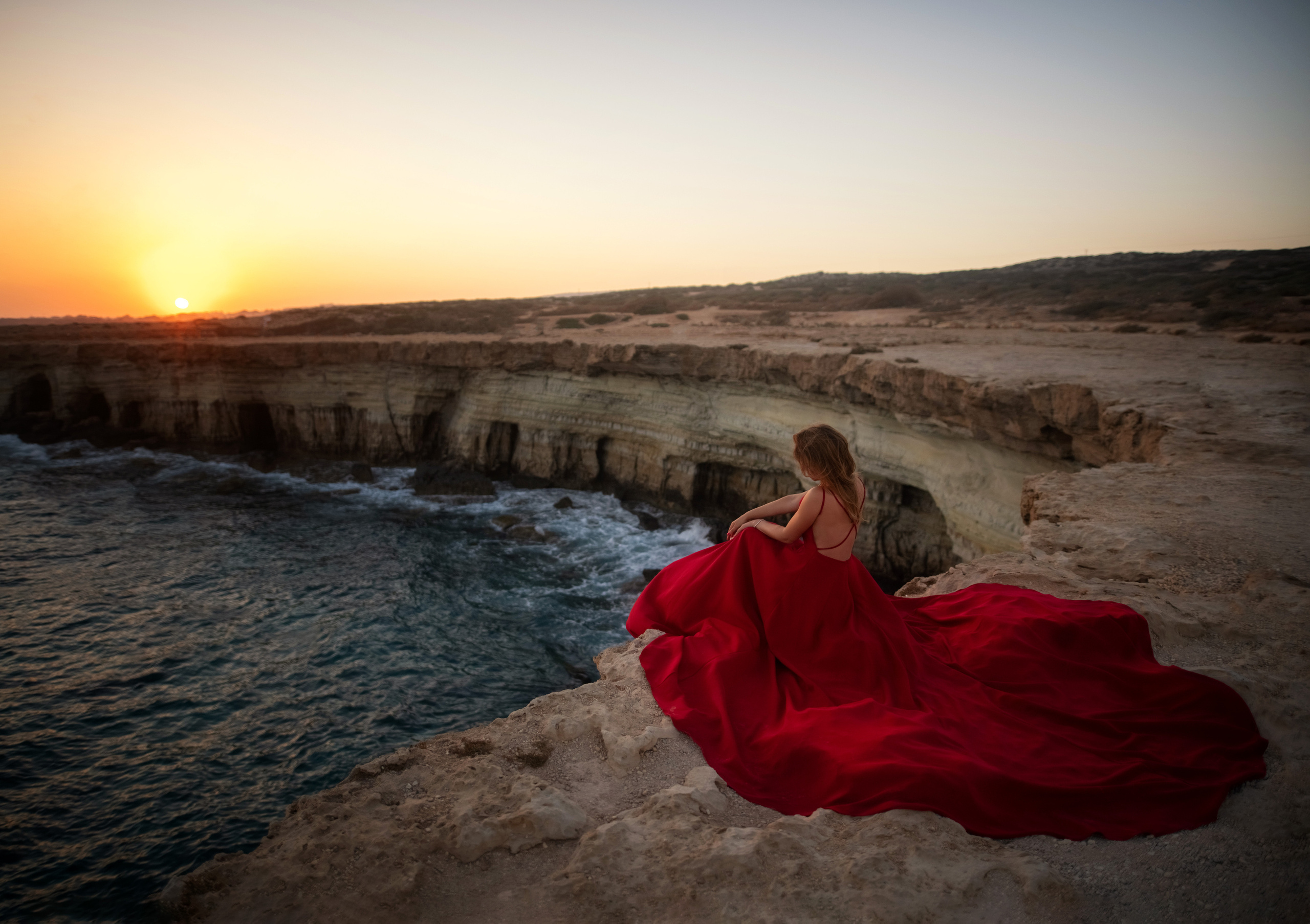 На скалах в шлейфовом платье. Фотограф на Кипре