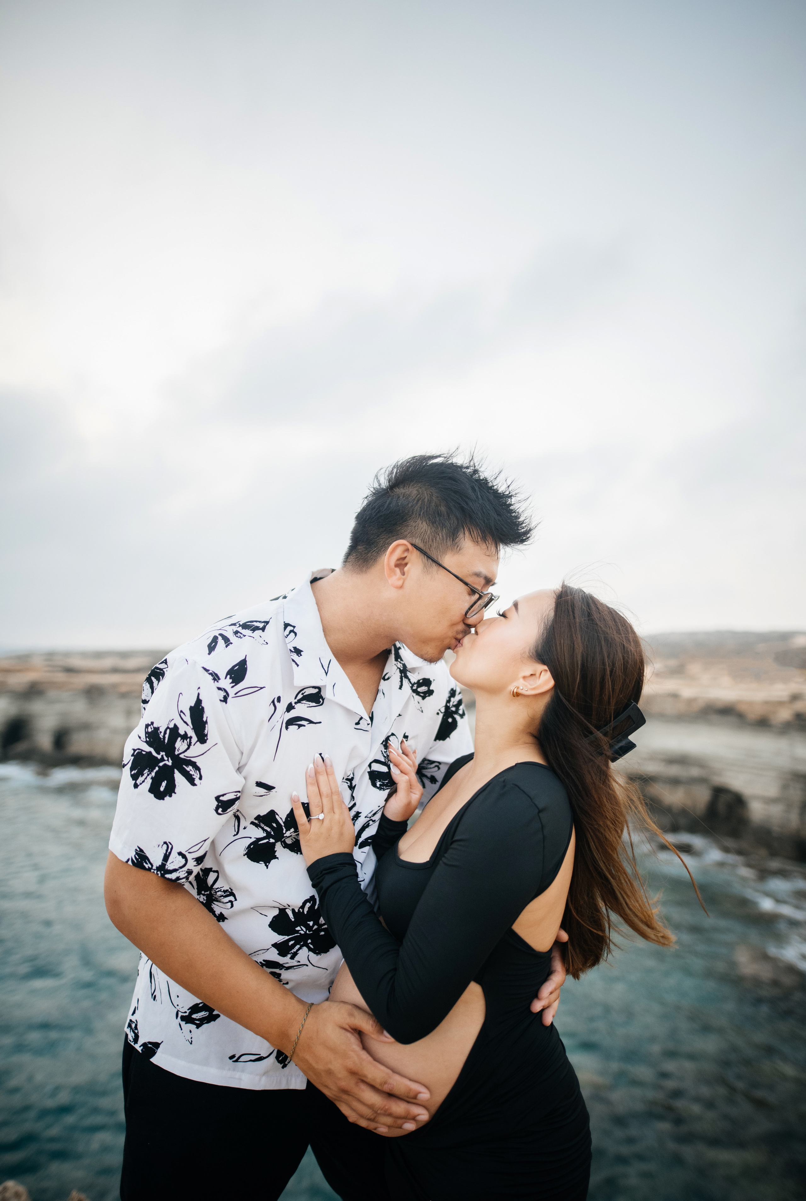 На морских скалах. Фотограф на Кипре